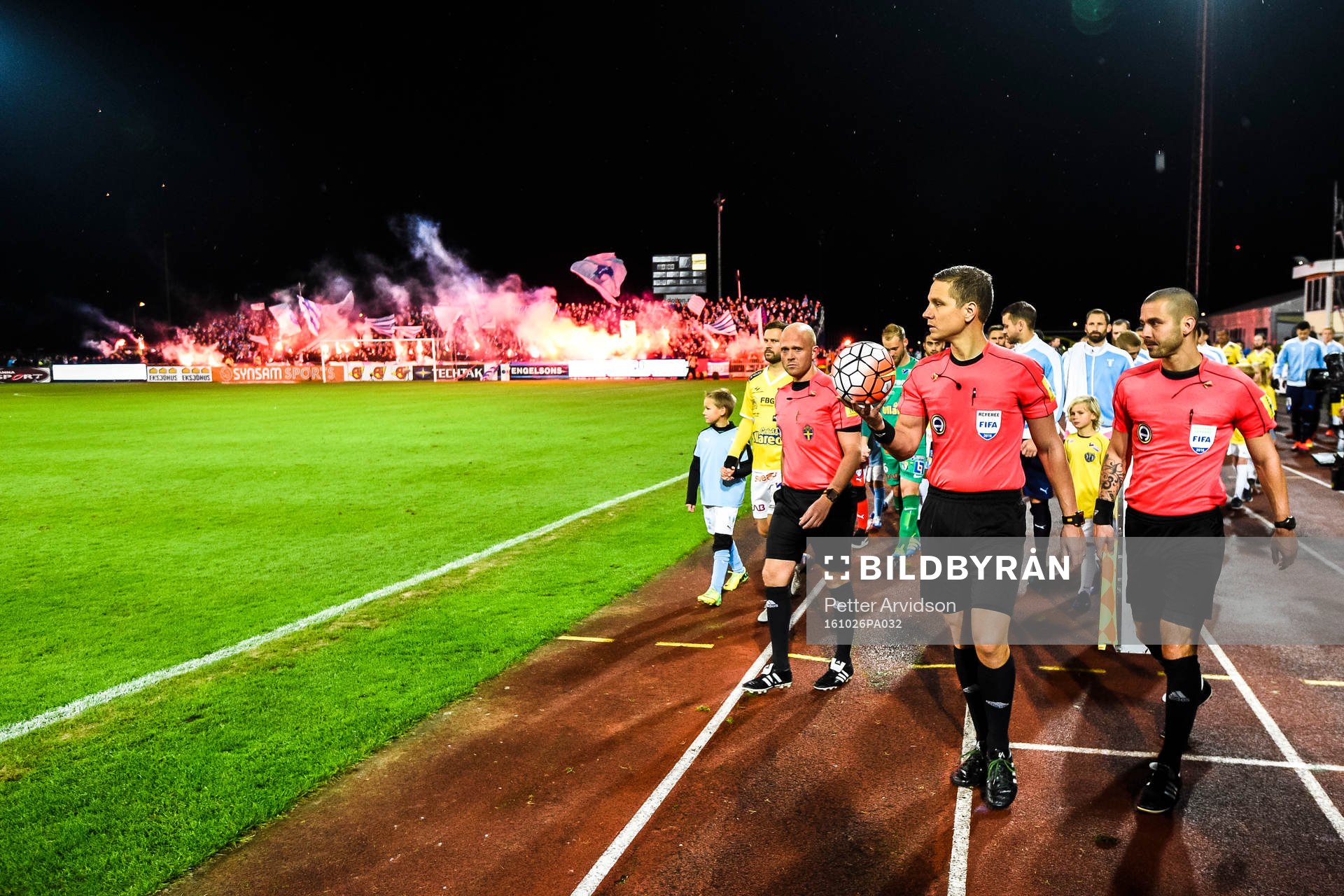 Domarna före fotbollsmatchen i Allsvenskan mellan