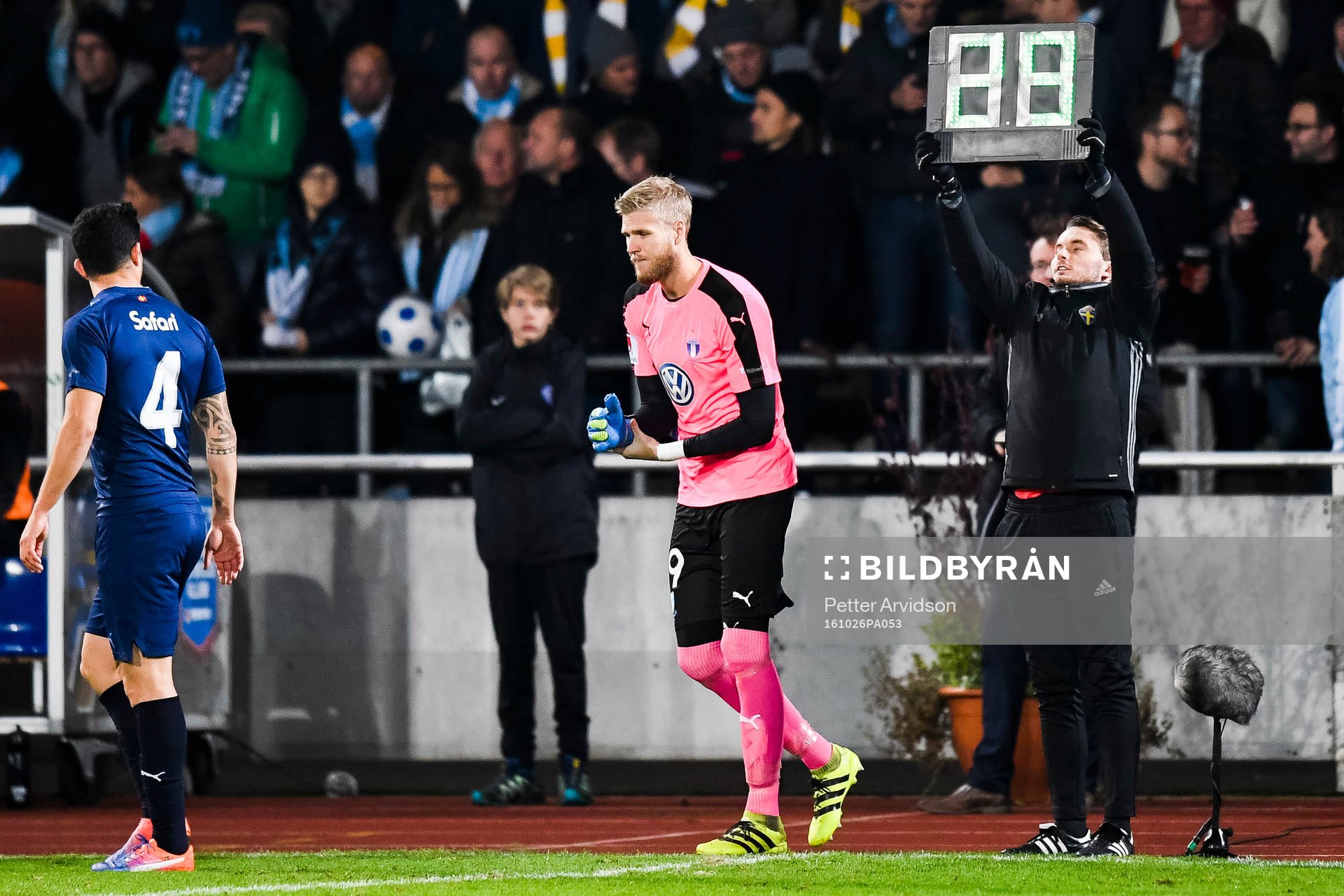 Malmö FFs målvakt Fredrik Andersson byts in