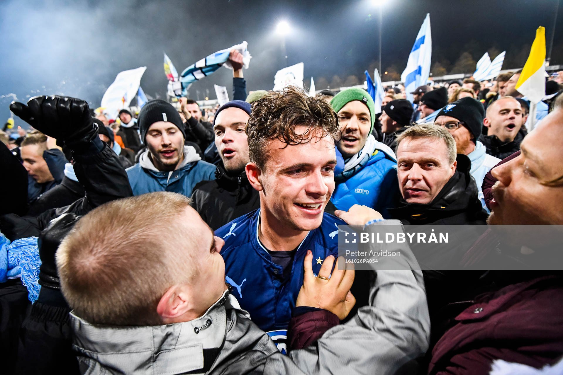 Malmö FFs Andreas Vindheim jublar med supportrarna