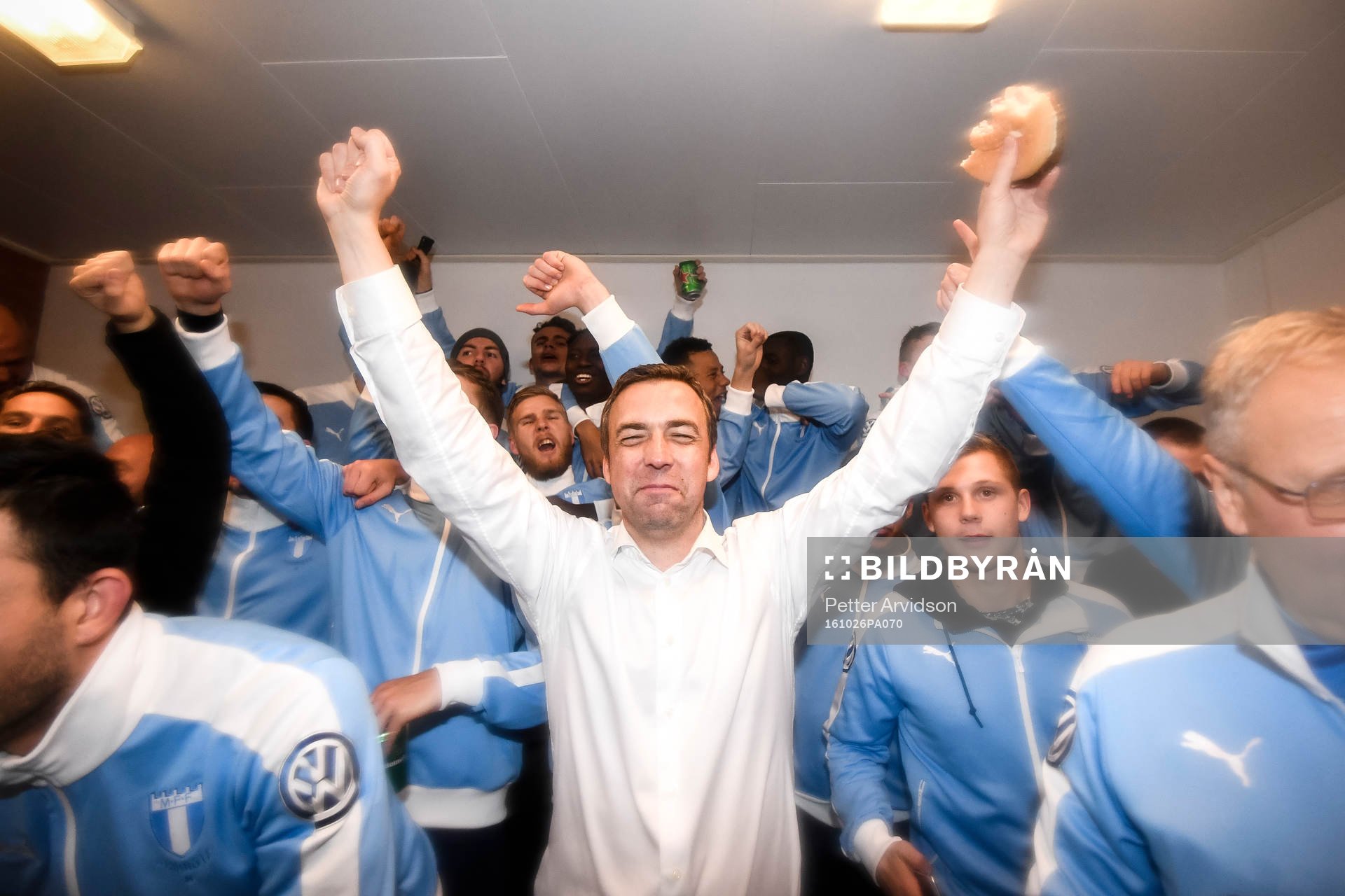 Malmö FFs tränare Allan Kuhn jublar i omklädningsrummet