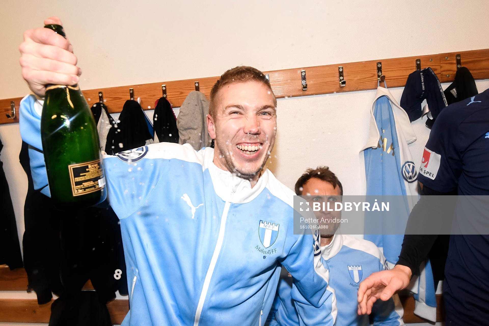 Malmö FFs Anton Tinnerholm jublar med champagne