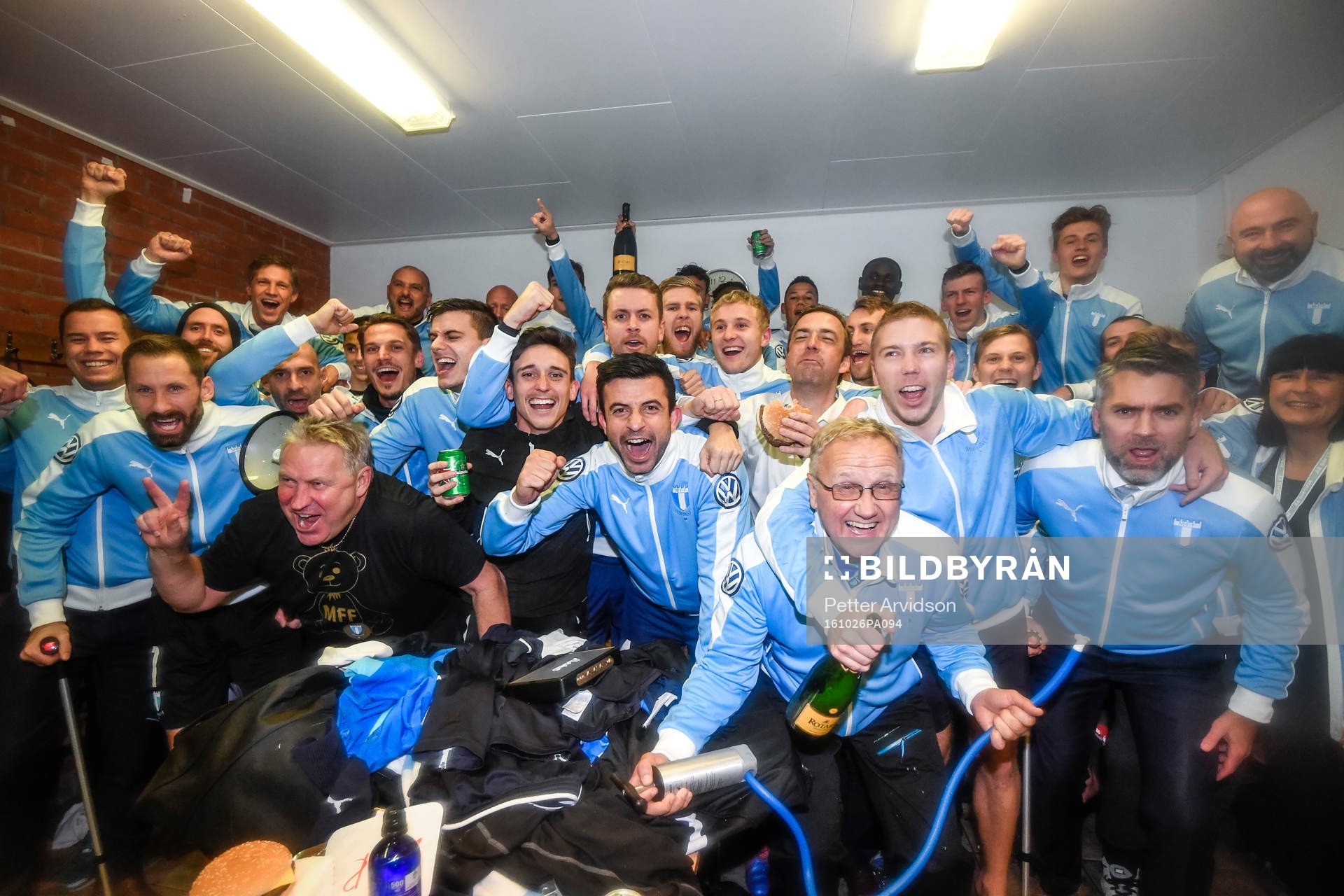 Malmö FFs spelare och ledare jublar