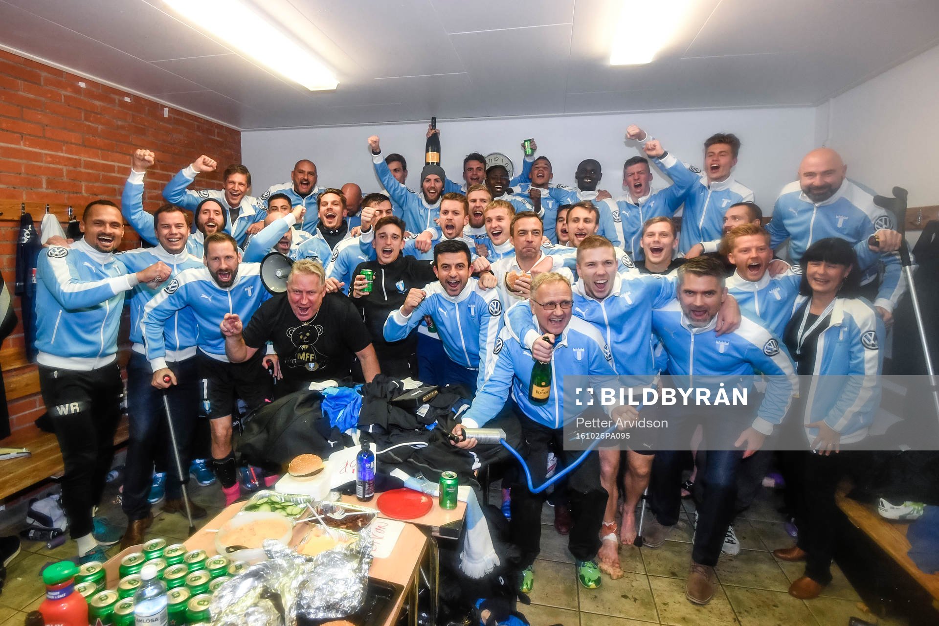 Malmö FFs spelare och ledare jublar