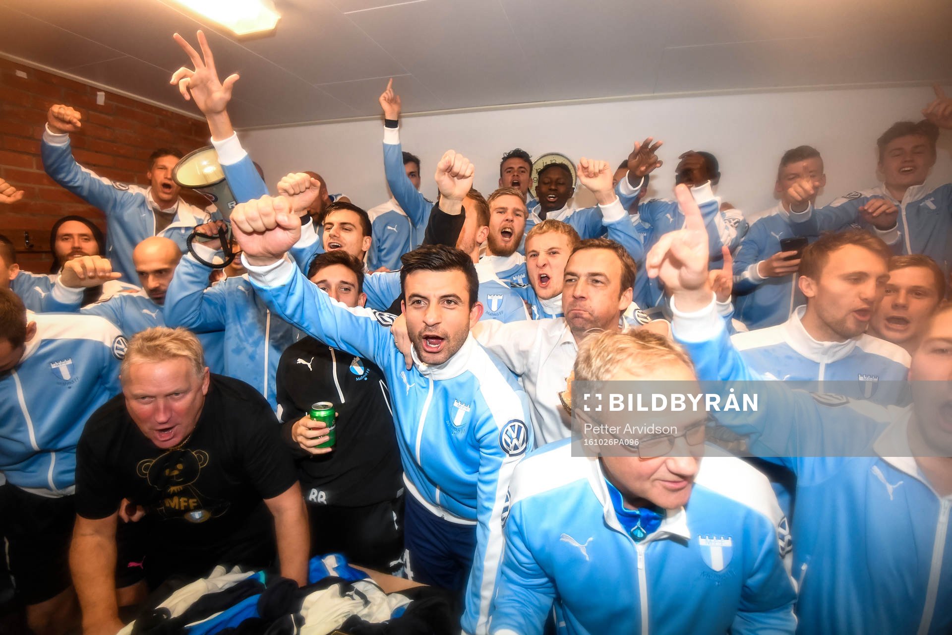 Malmö FFs spelare och ledare jublar