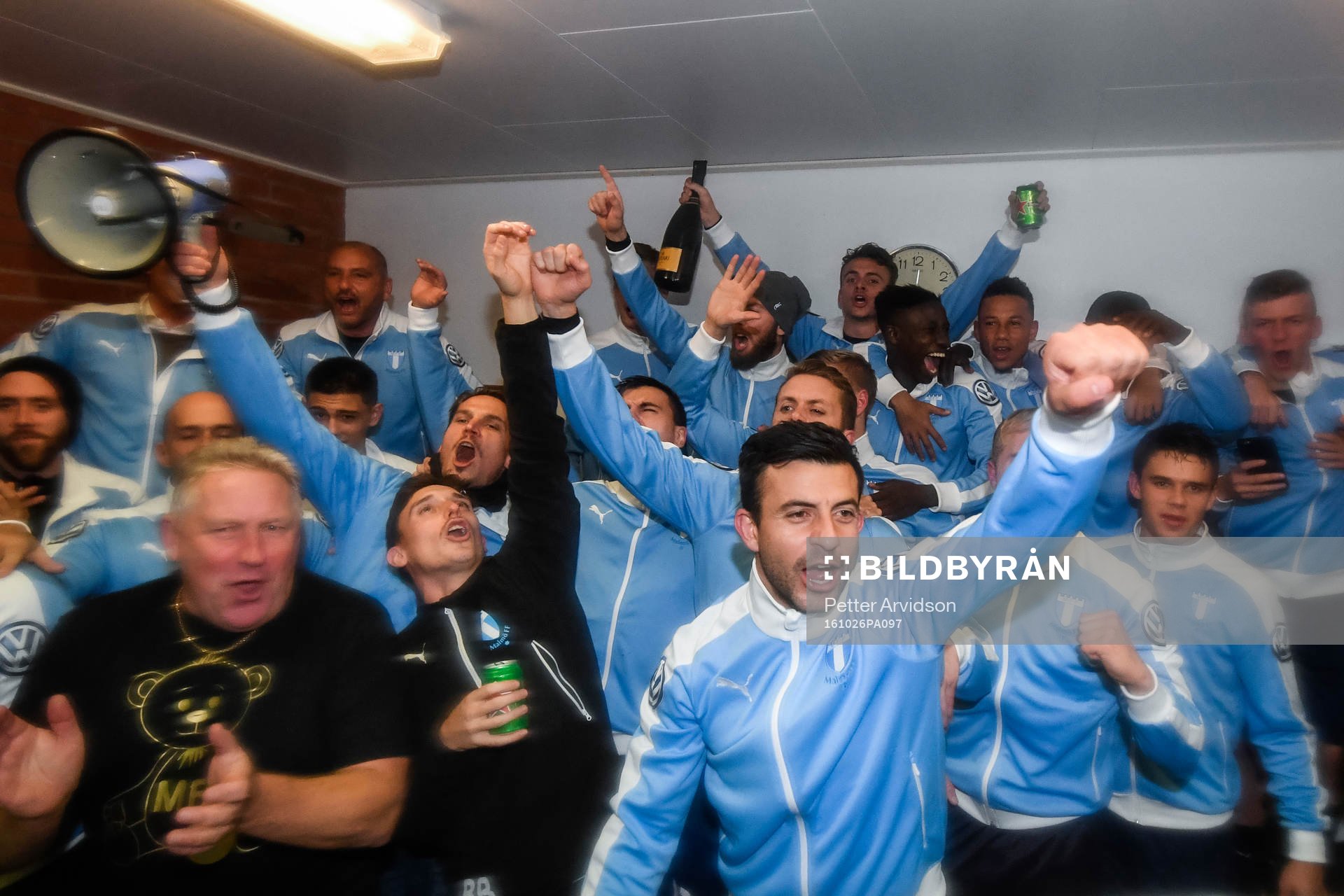 Malmö FFs spelare och ledare jublar