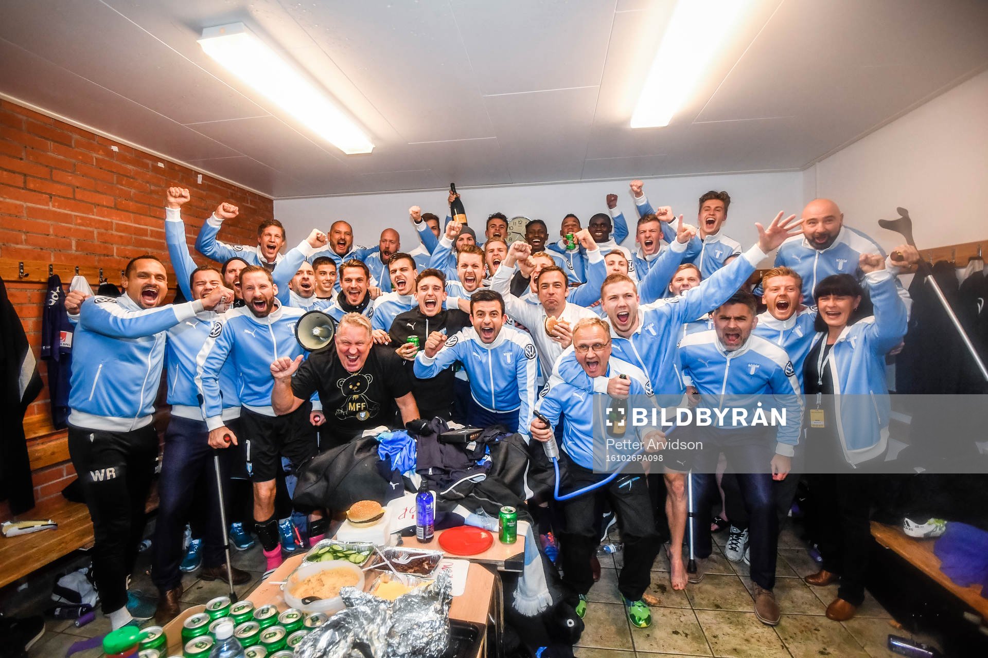 Malmö FFs spelare och ledare jublar i omklädningsrummet