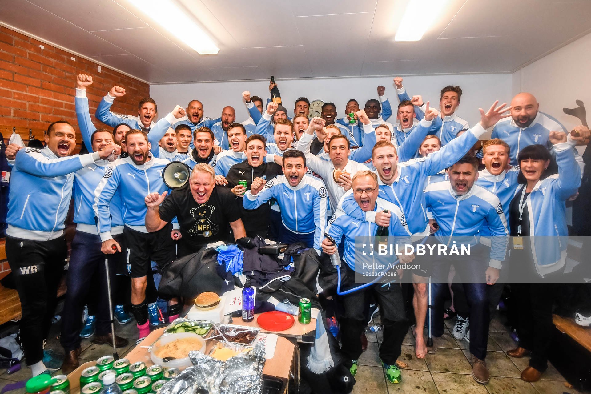 Malmö FFs spelare och ledare jublar i omklädningsrummet