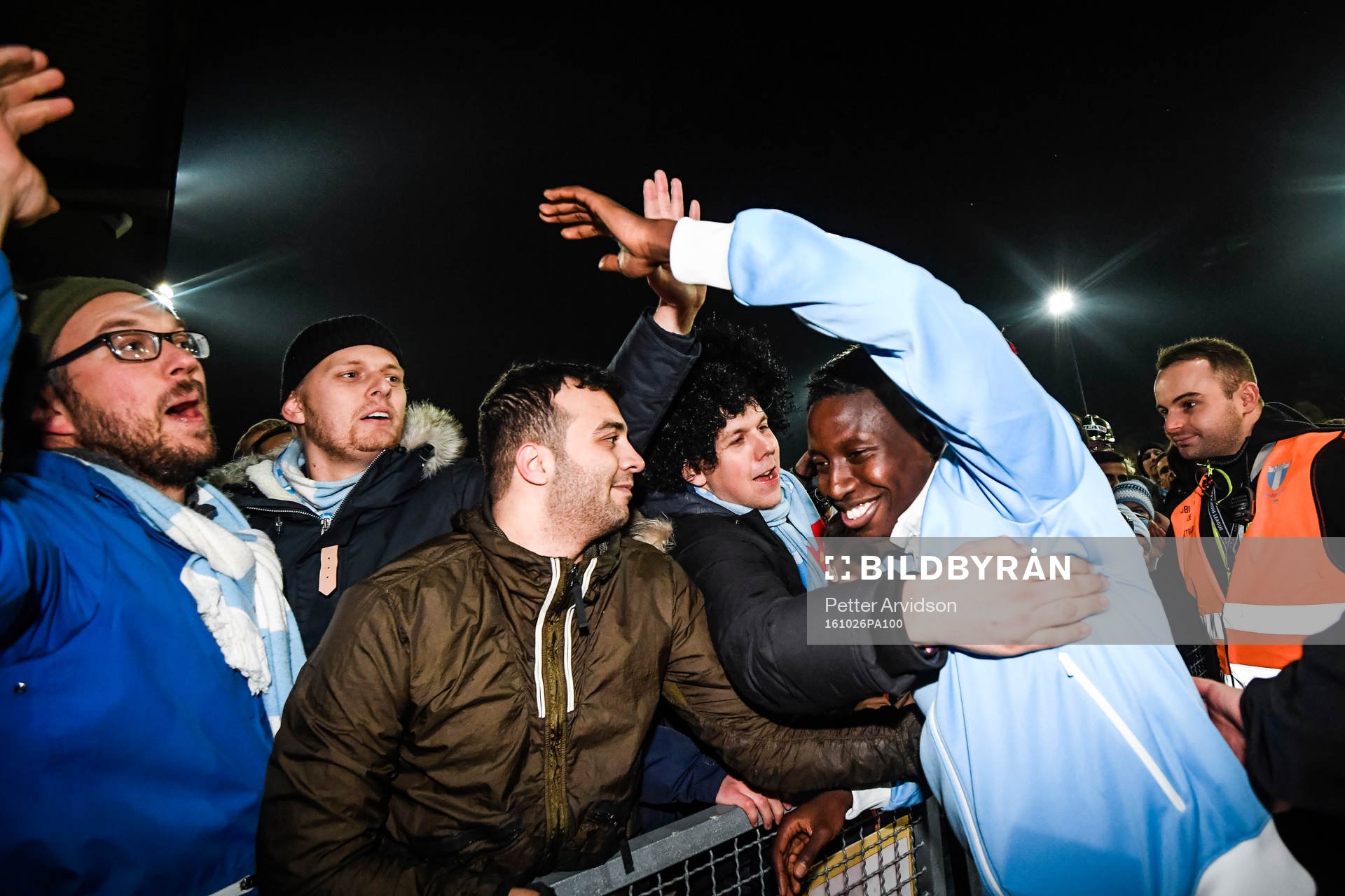 Malmö FFs Pa Konate jublar med supportar