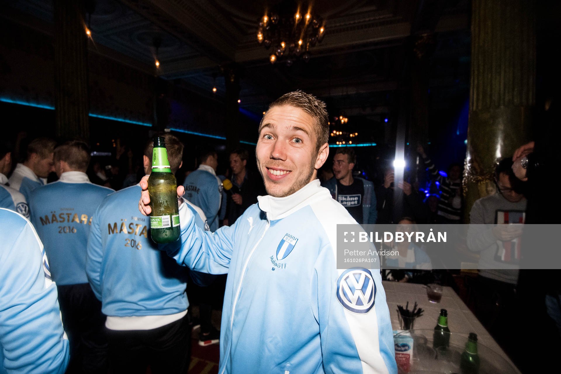 Malmö FFs Anton Tinnerholm firar med laget och supportrar