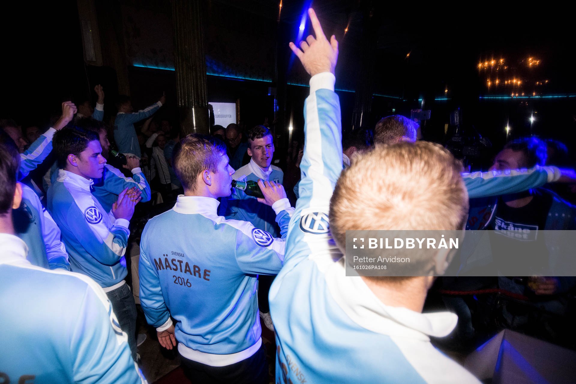 Malmö FFs spelare firar med supportrar på nattklubben