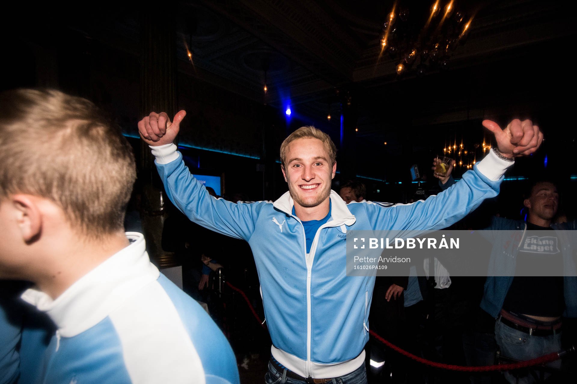 Malmö FFs Franz Brorsson firar med laget och supportrar