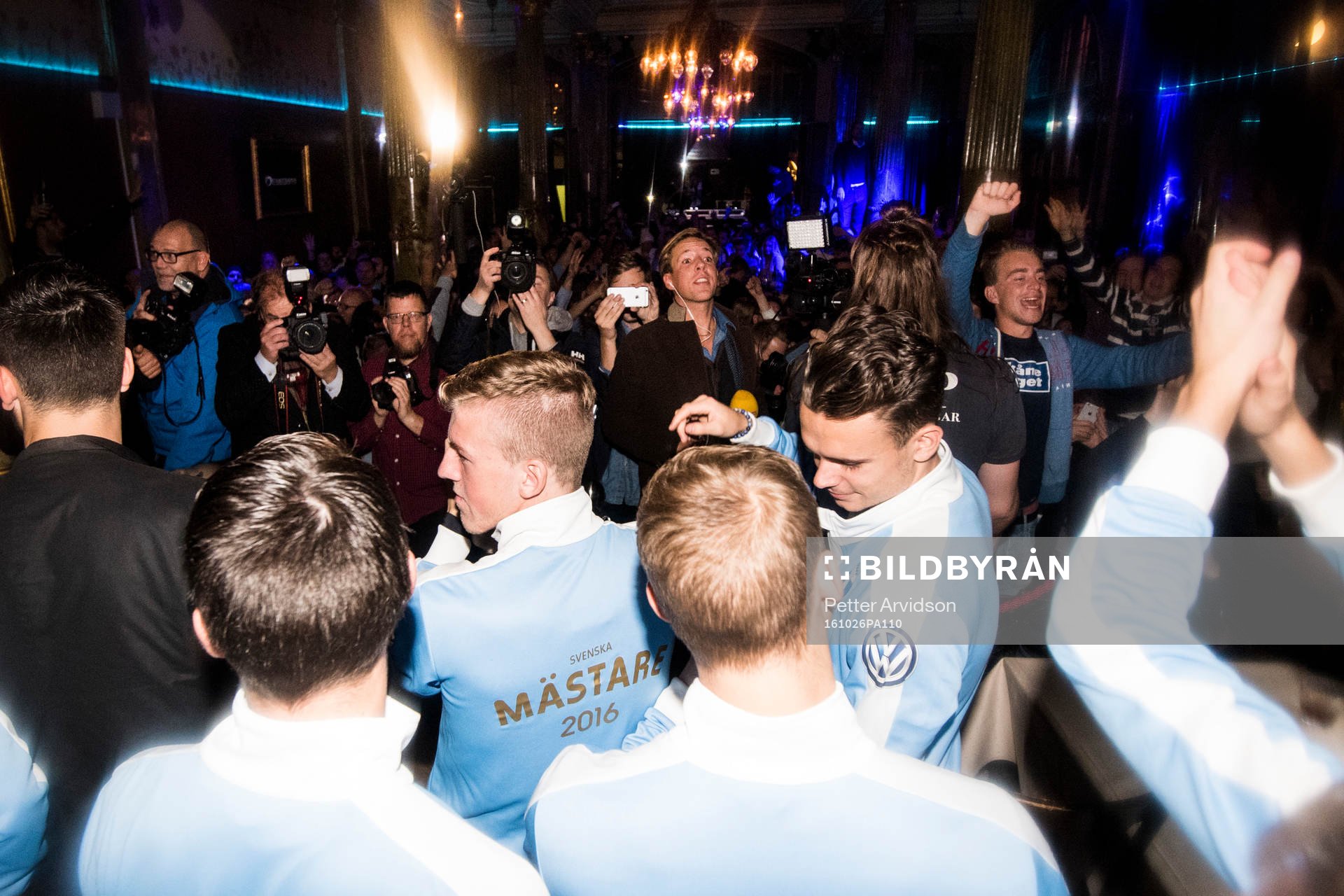 Malmö FFs spelare firar med supportrar på nattklubben