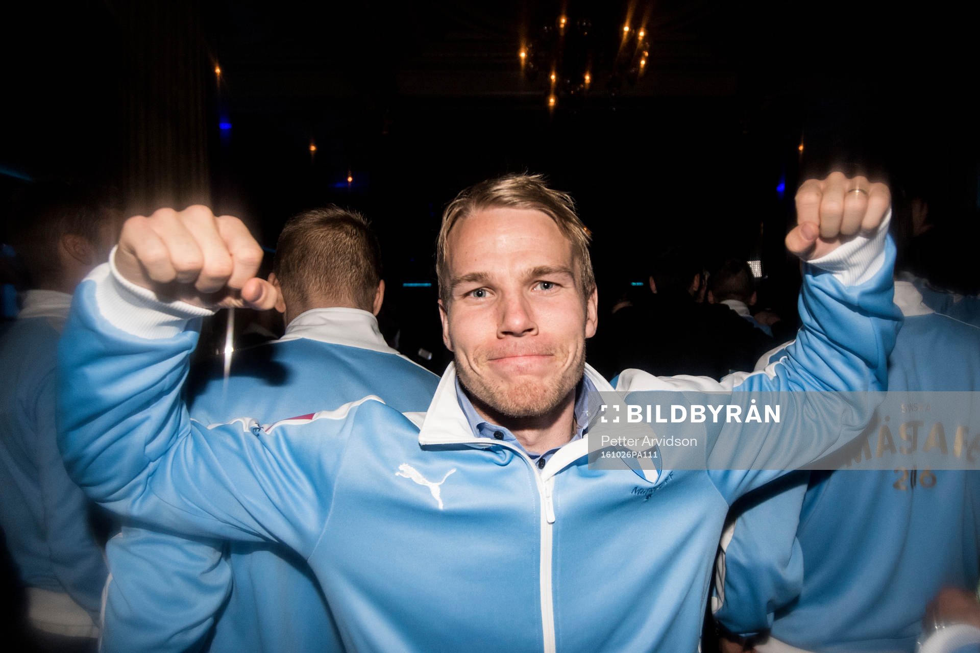Malmö FFs Oscar Lewicki firar med laget och supportrar på