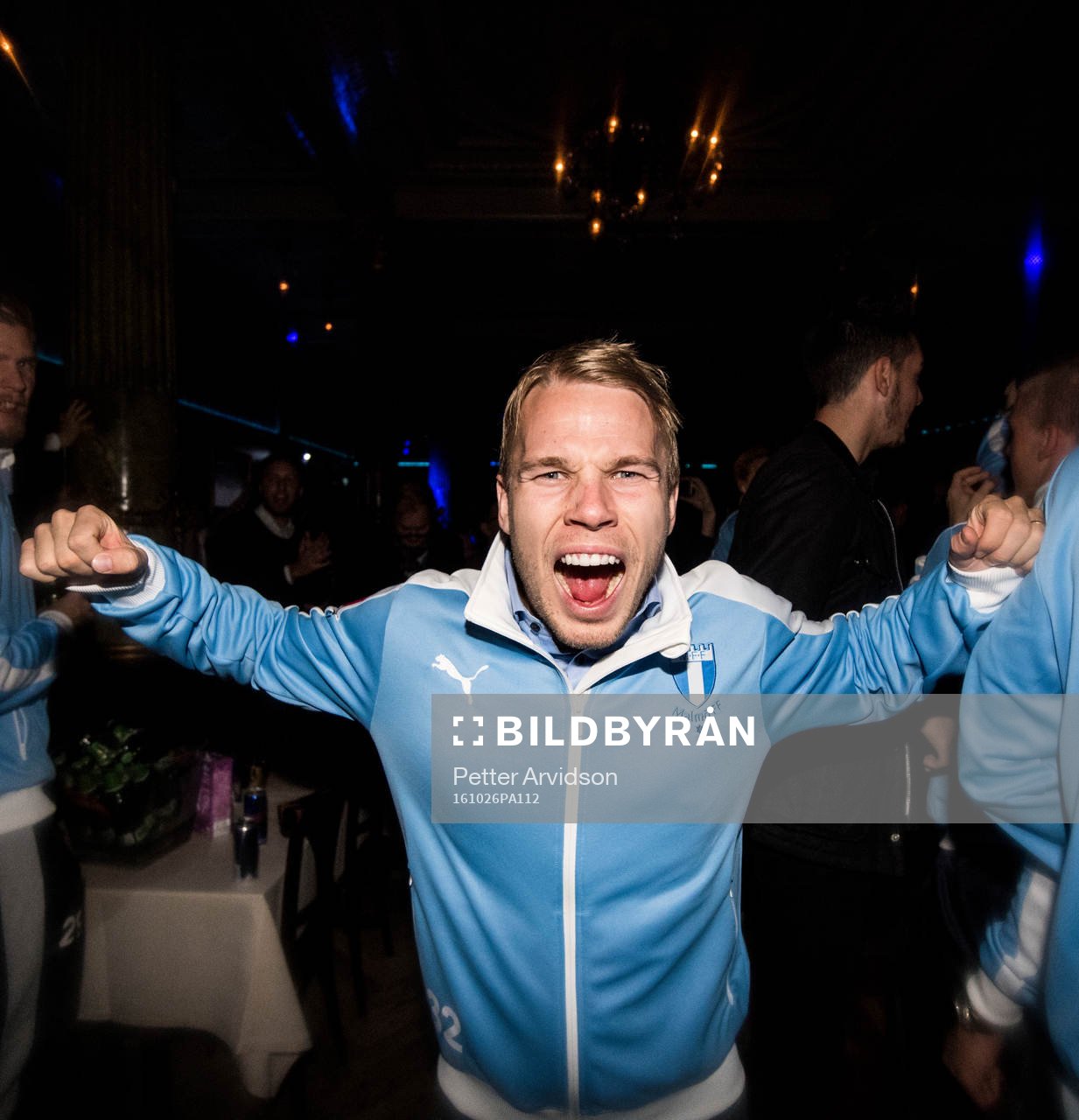 Malmö FFs Oscar Lewicki firar med laget och supportrar på