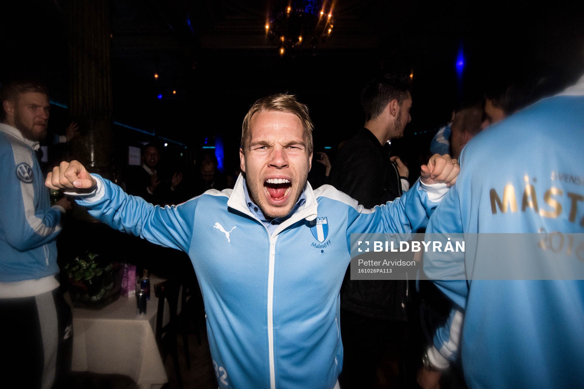 Malmö FFs Oscar Lewicki firar med laget och supportrar på