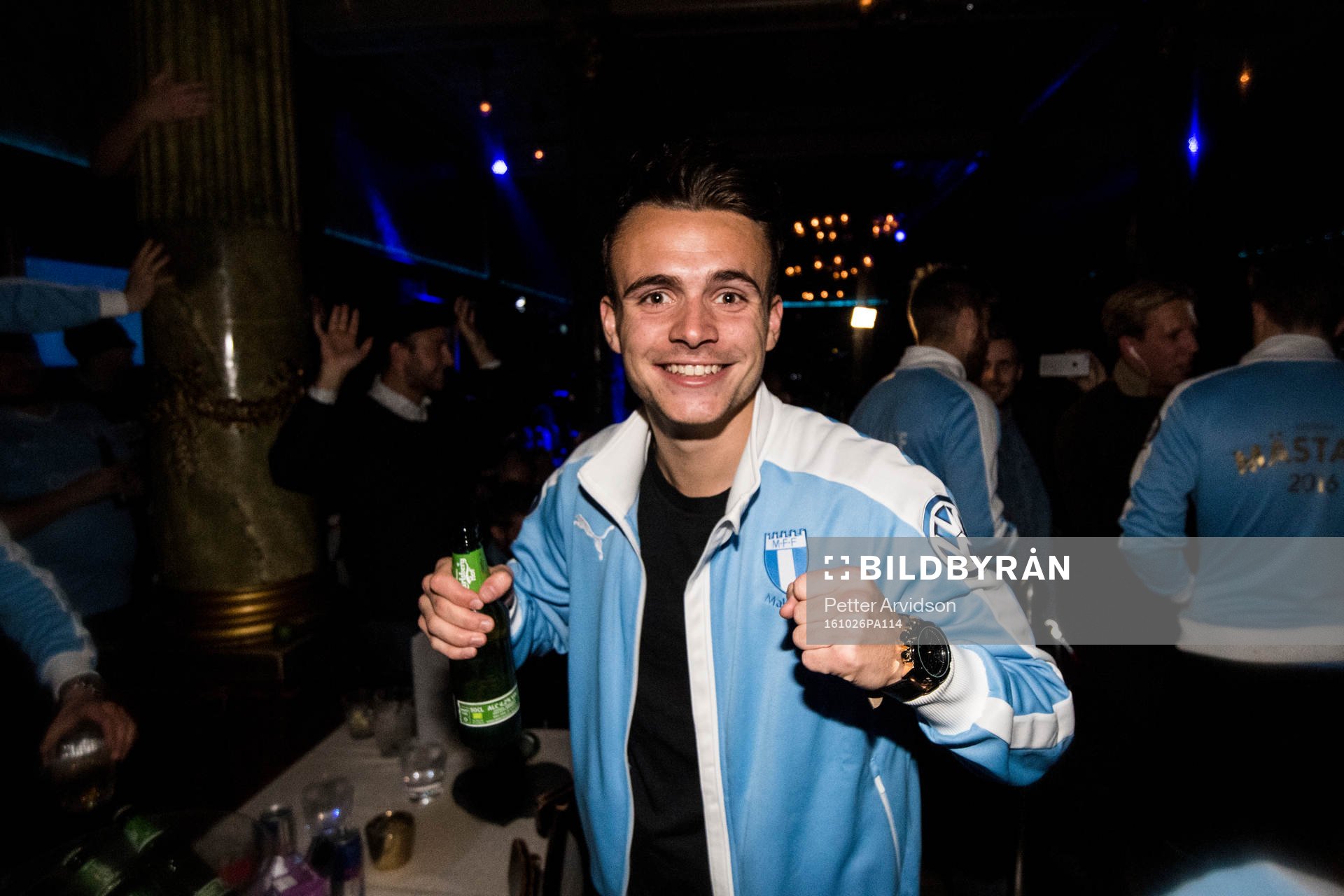 Malmö FFs Andreas Vindheim firar med laget och supportrar
