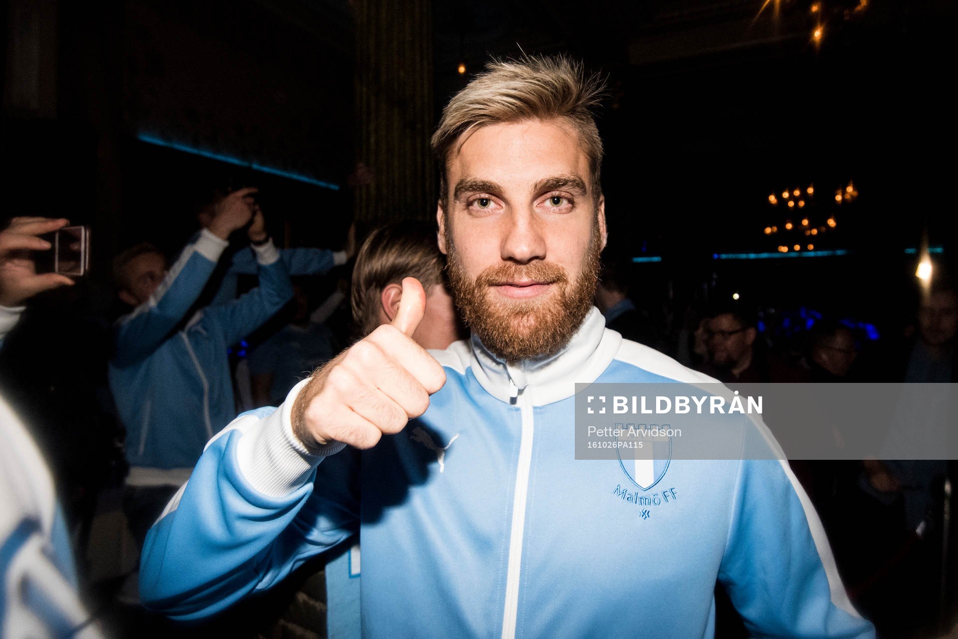Malmö FFs Rasmus Bengtsson firar med laget och supportrar
