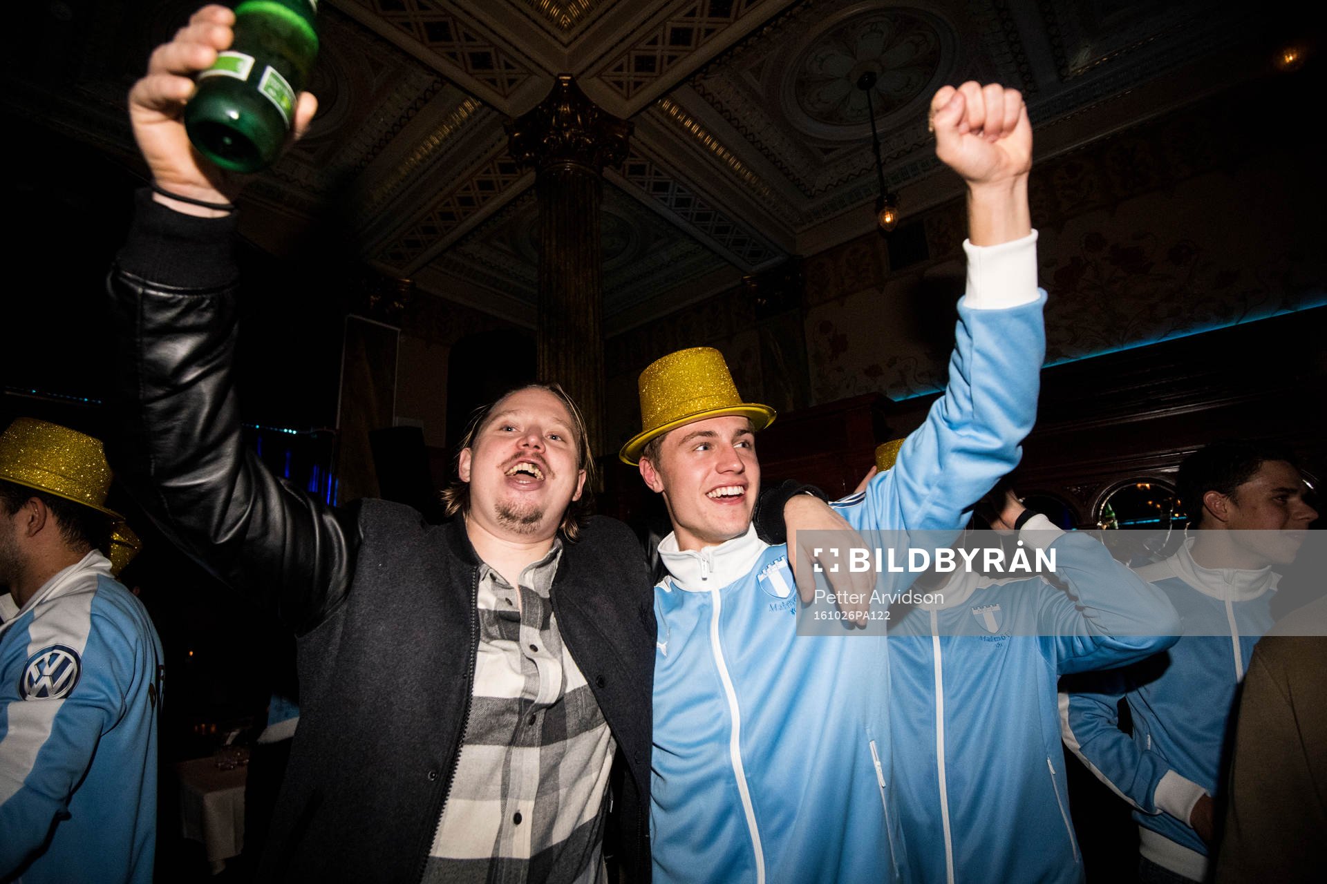 Malmö FFs Mattias Svanberg firar med laget och supportrar