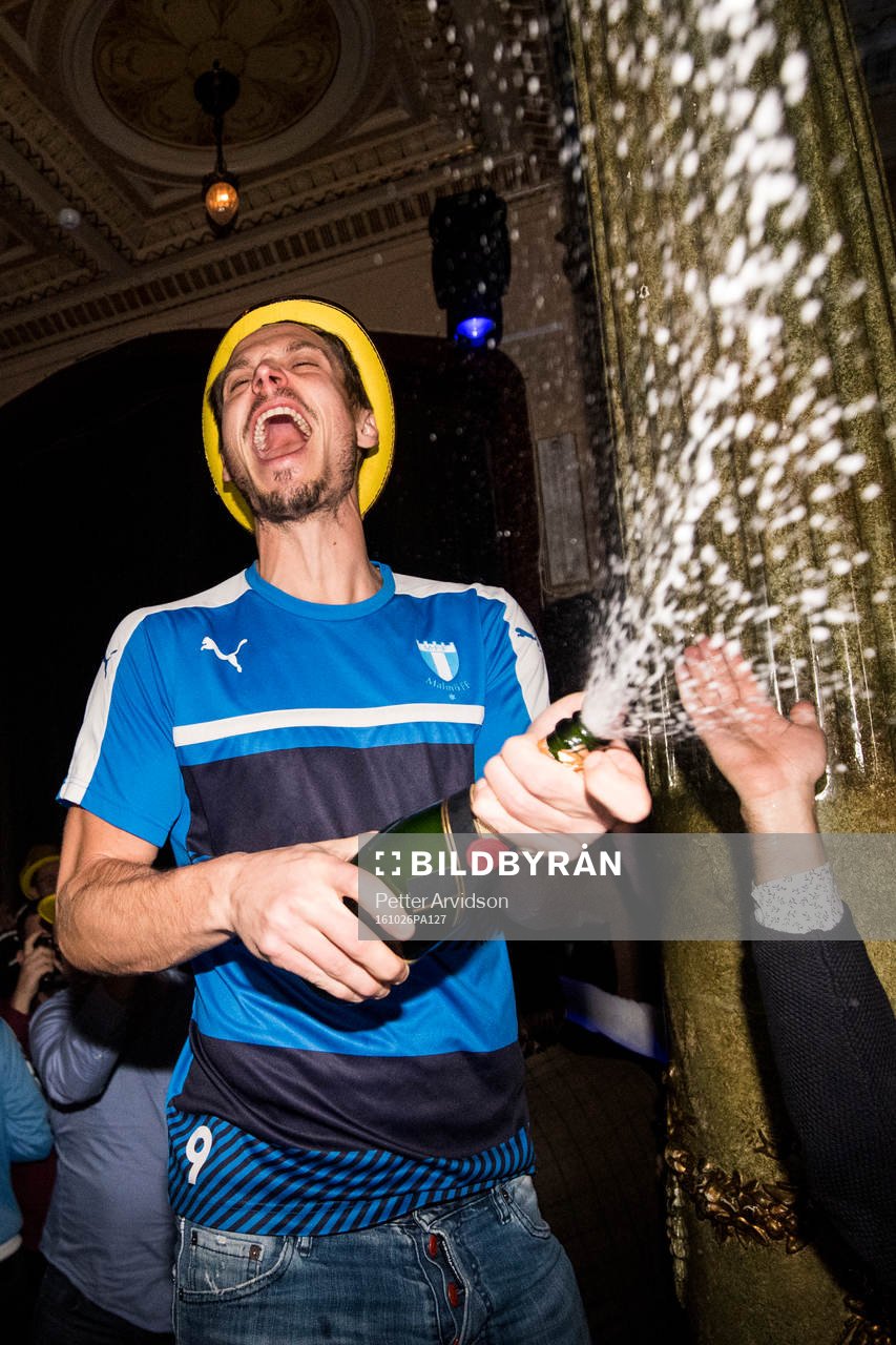 Malmö FFs Markus Rosenberg sprutar champagne och firar med