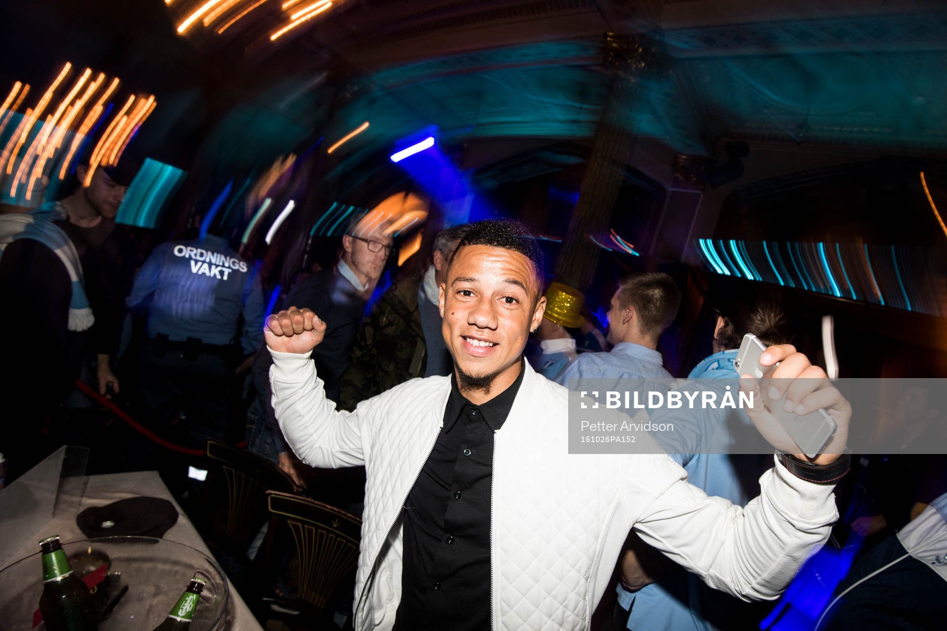 Malmö FFs Tobias Sana firar med laget och supportrar på