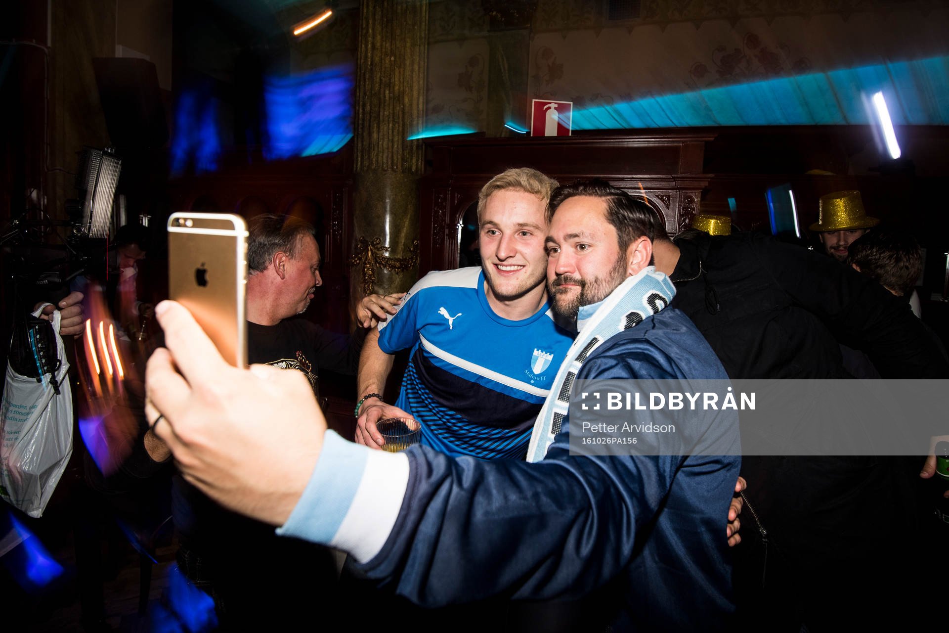 Malmö FFs Franz Brorsson firar med laget och supportrar
