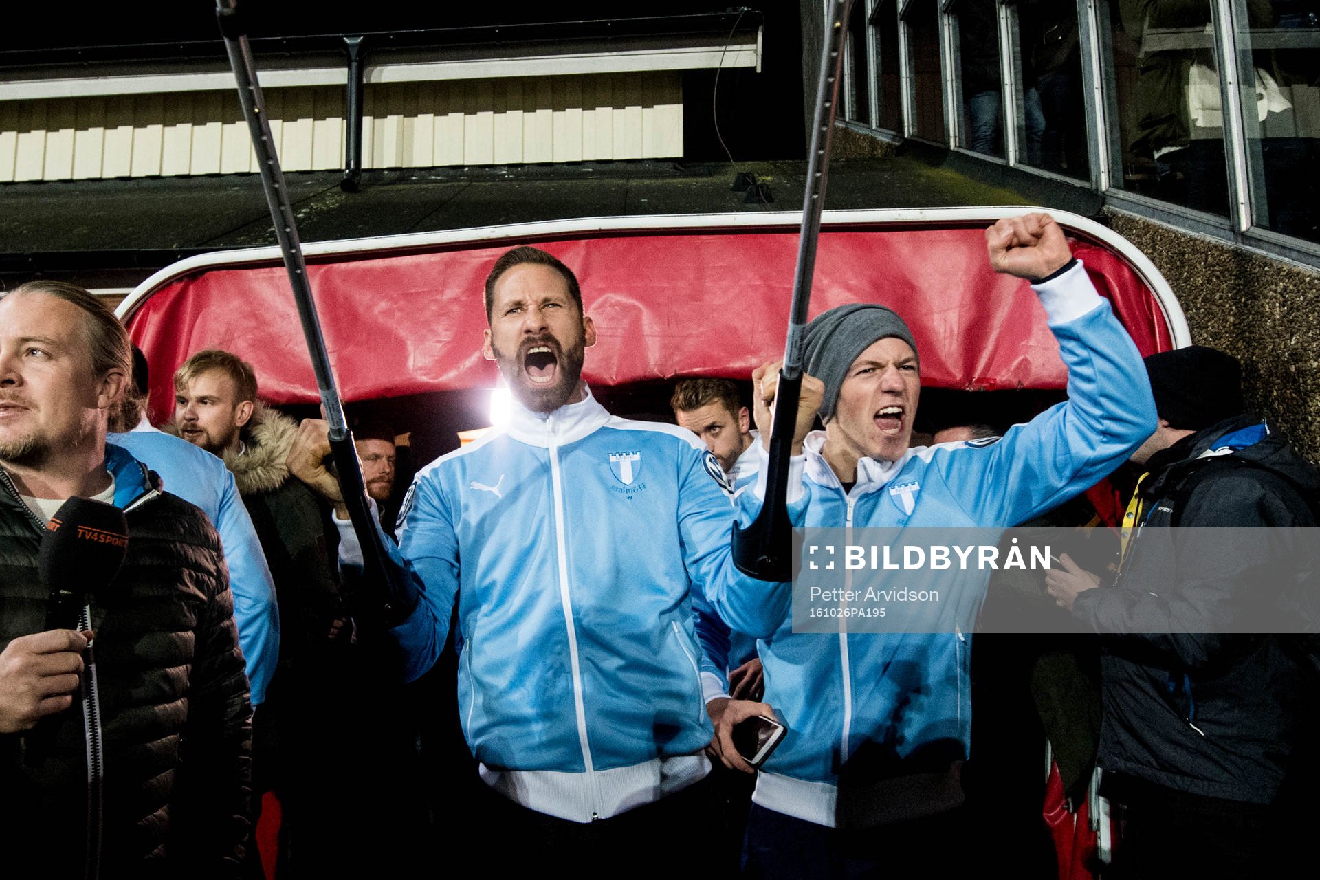 Malmö FFs målvakt Johan Wiland och Teddy Bergqvist jublar