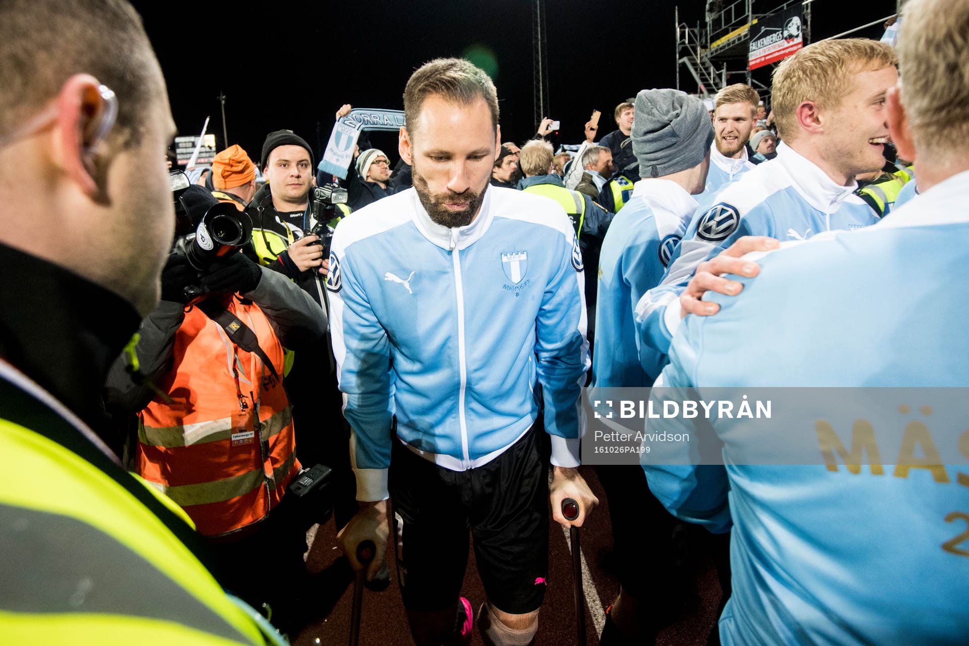 Malmö FFs målvakt Johan Wiland på kryckor