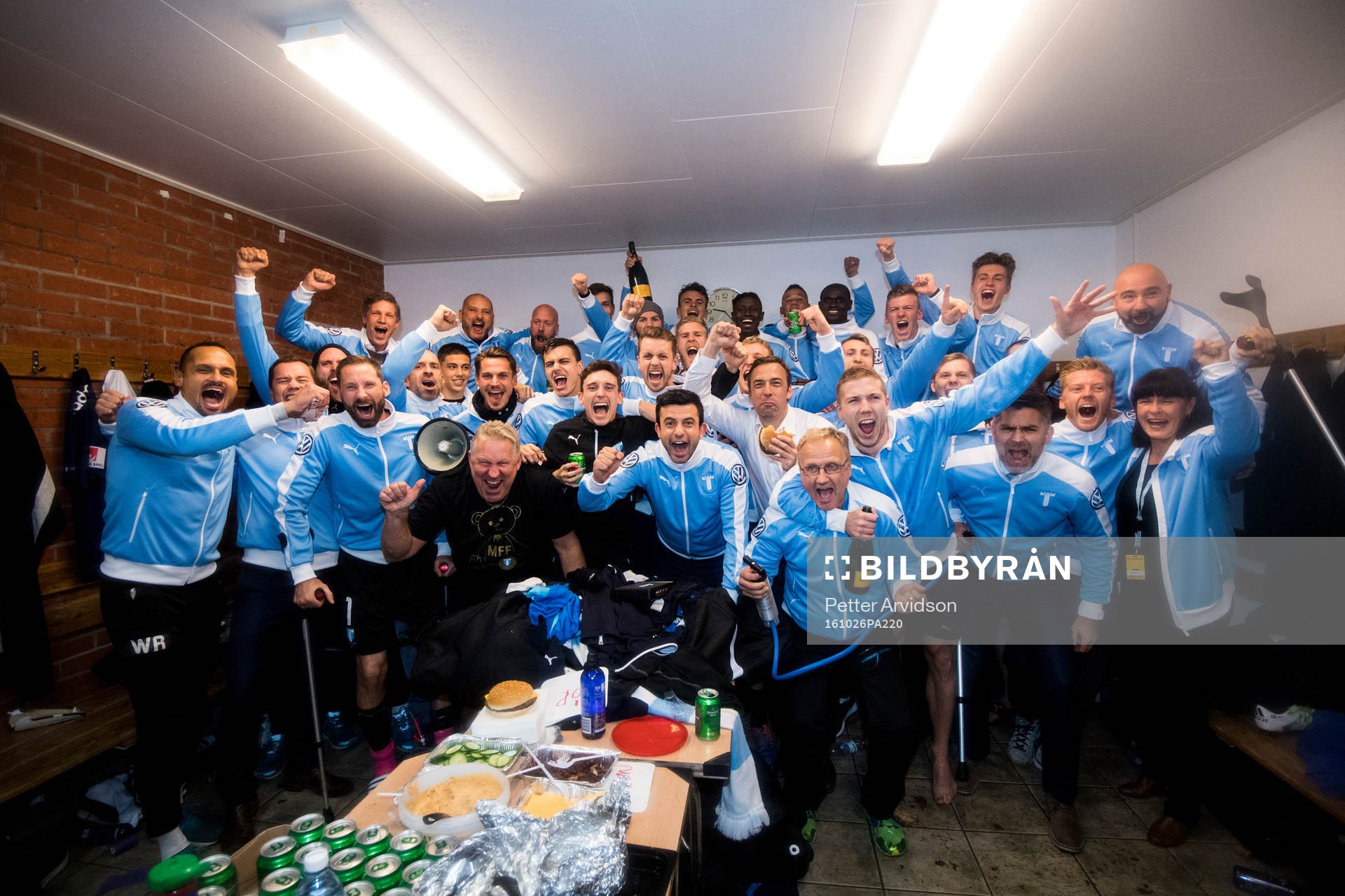 Malmö FFs spelare och ledare jublar i omklädningsrummet