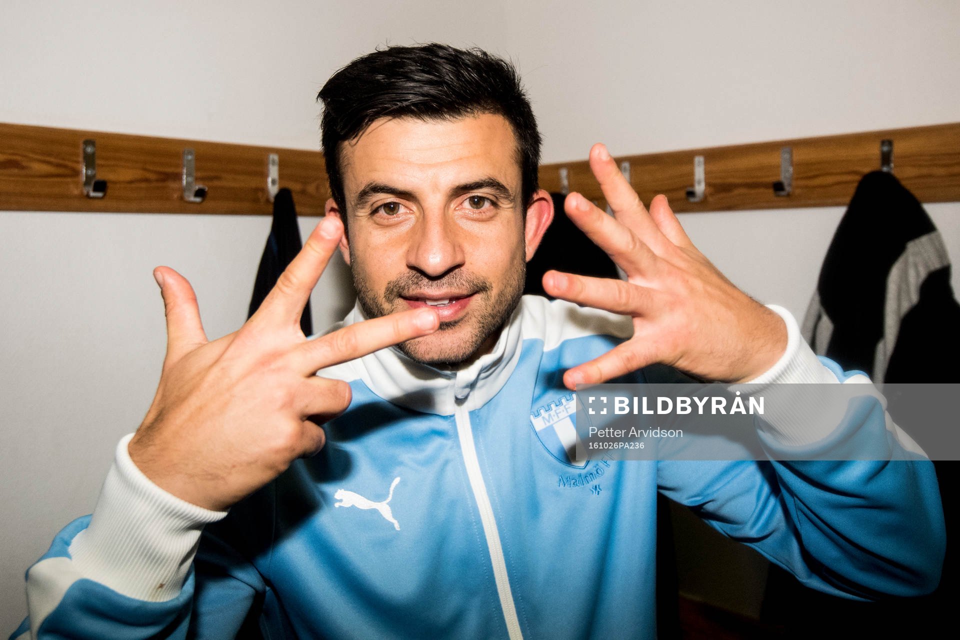 Malmö FFs Behrang Safari håller upp åtta fingrar för de