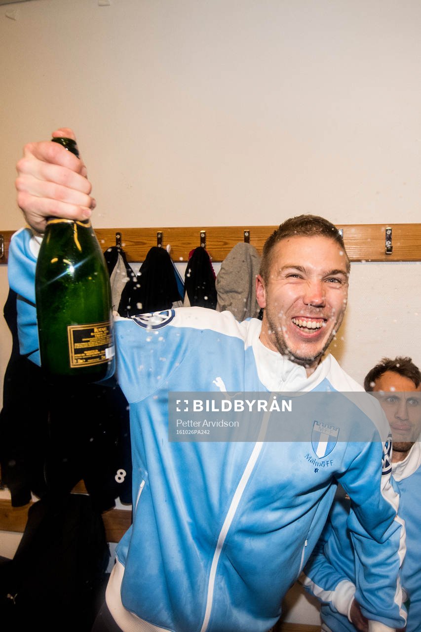 Malmö FFs Anton Tinnerholm jublar med champagne i