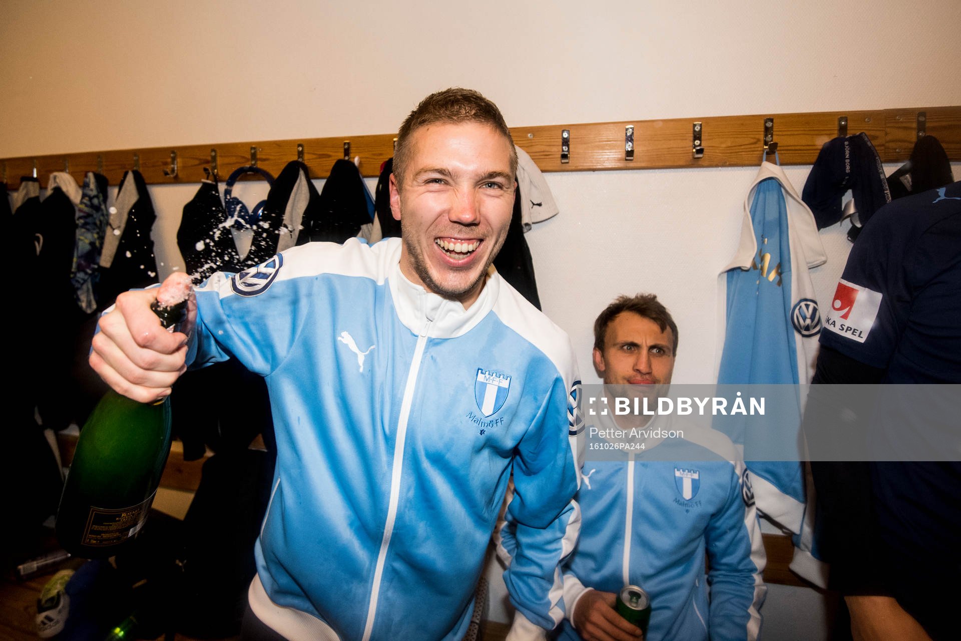 Malmö FFs Anton Tinnerholm jublar med champagne i