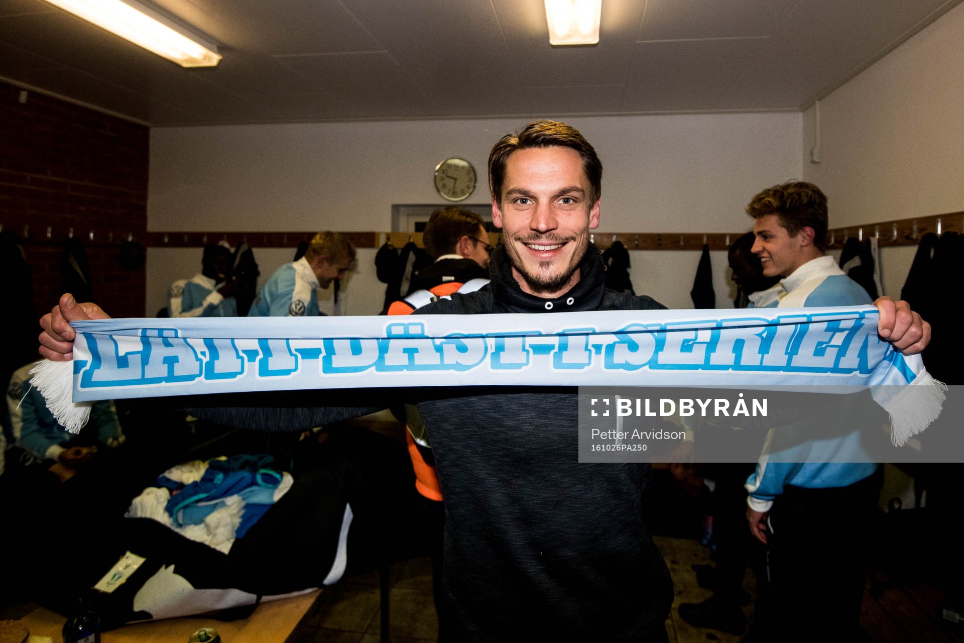 Malmö FFs Markus Rosenberg håller upp en halsduk med