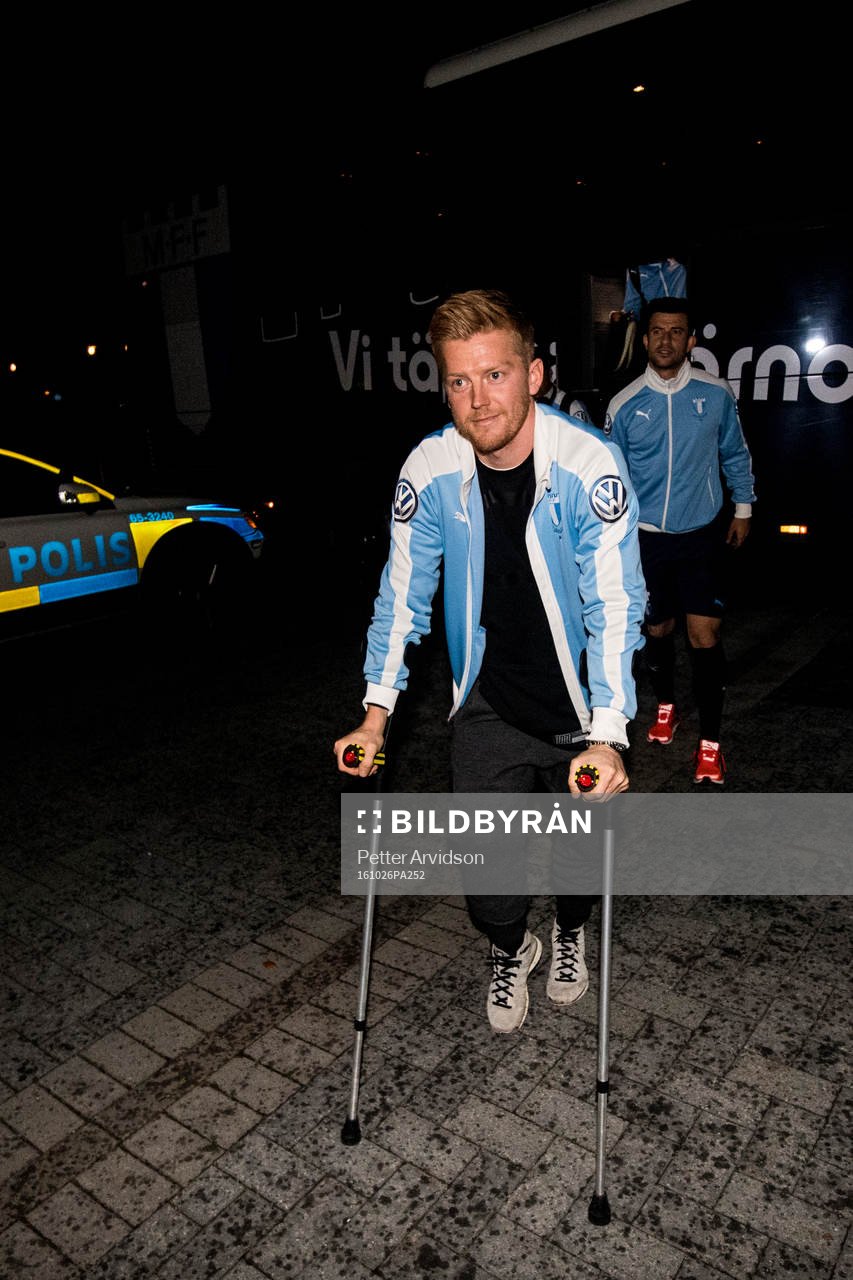 Malmö FFs Anders Christiansen anländer på kryckor till