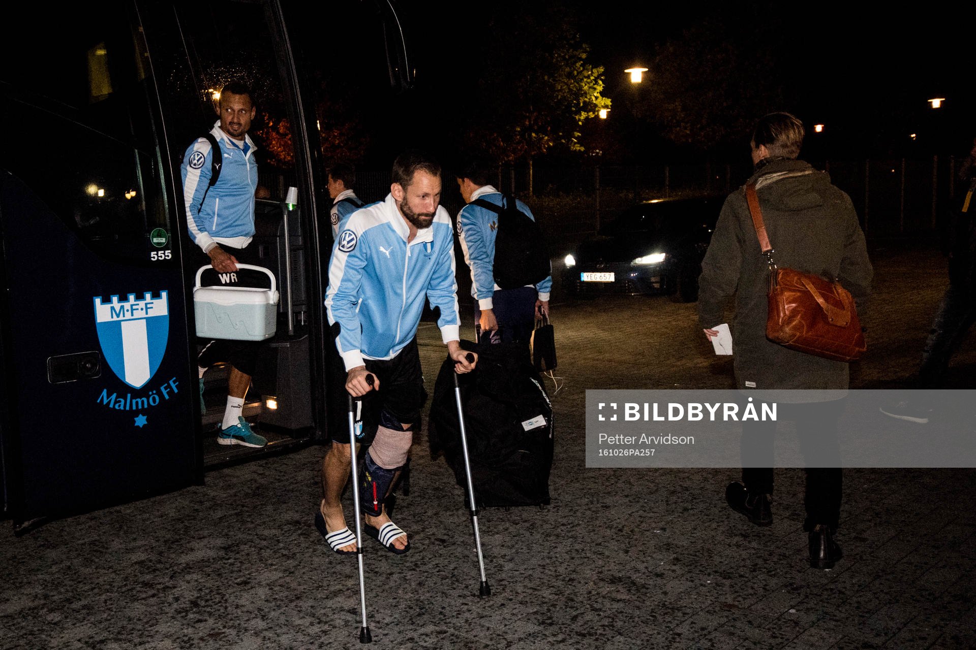 Malmö FFs målvakt Johan Wiland kliver av bussen på