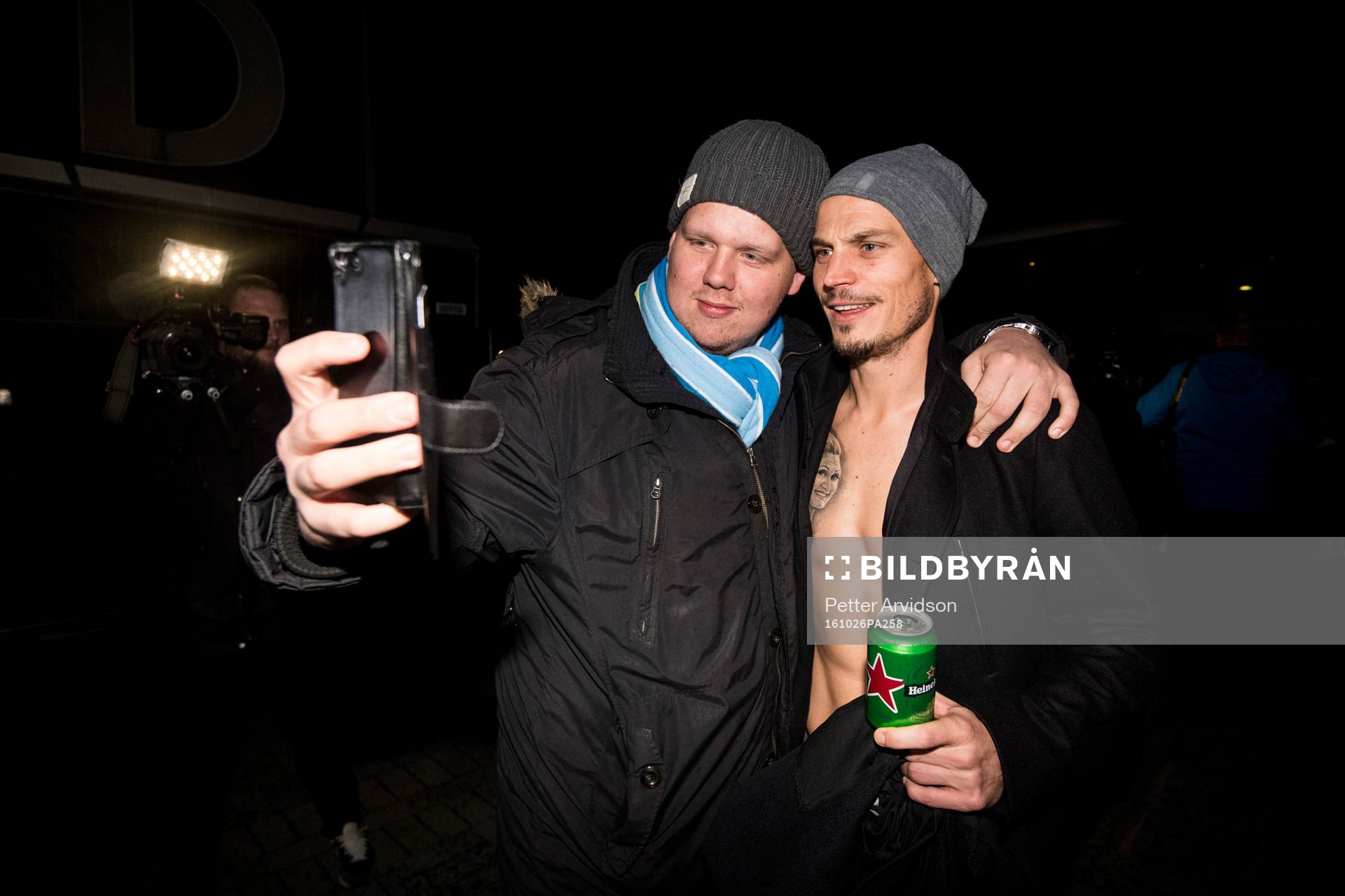 Malmö FFs Markus Rosenberg tar selfie med supporter när