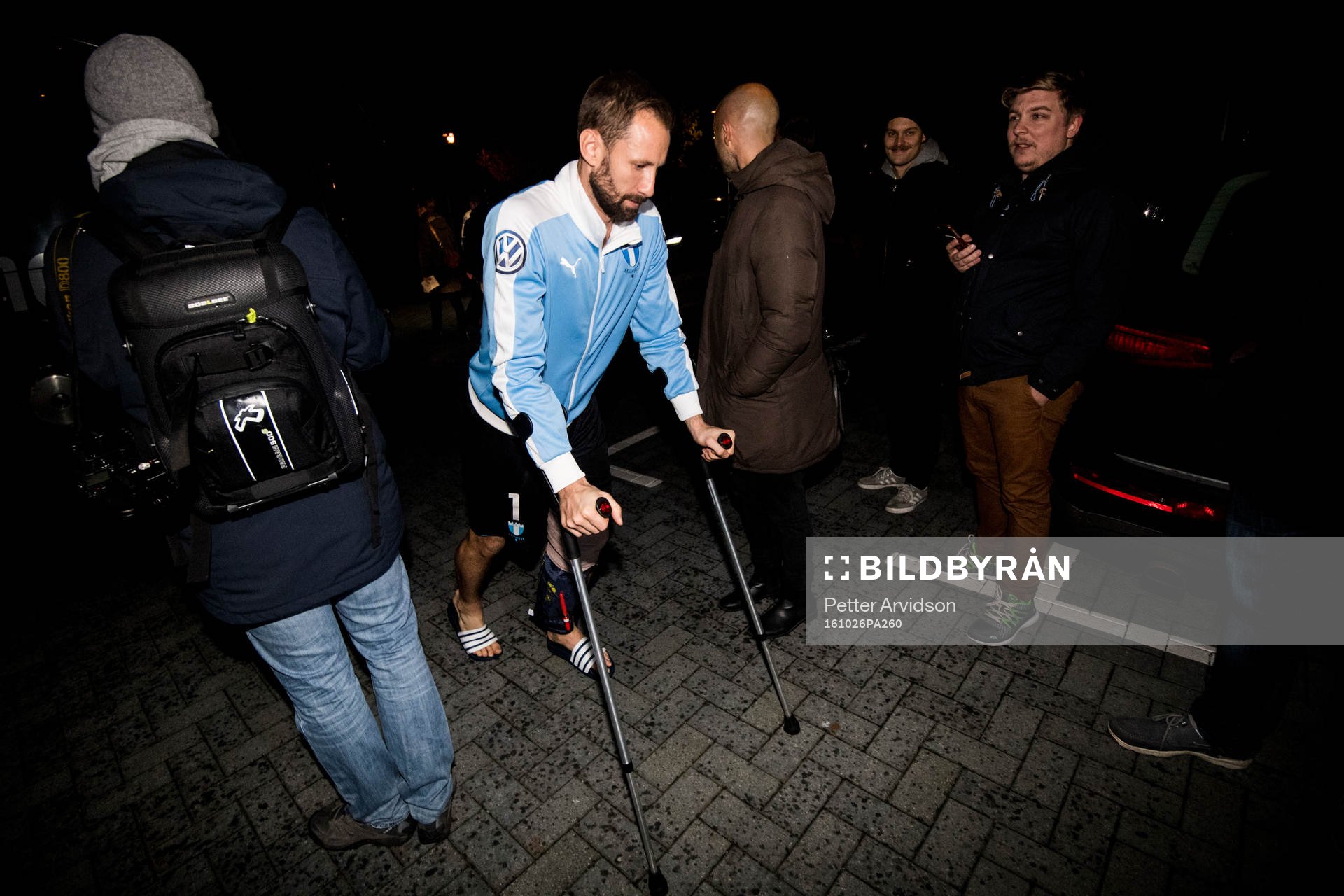 Malmö FFs målvakt Johan Wiland på kryckor när laget