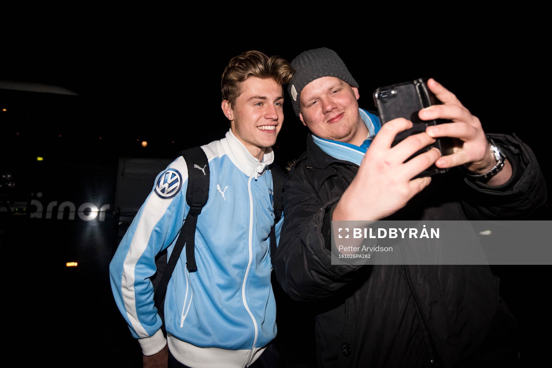 Malmö FFs Mattias Svanberg tar selfie med supporter när