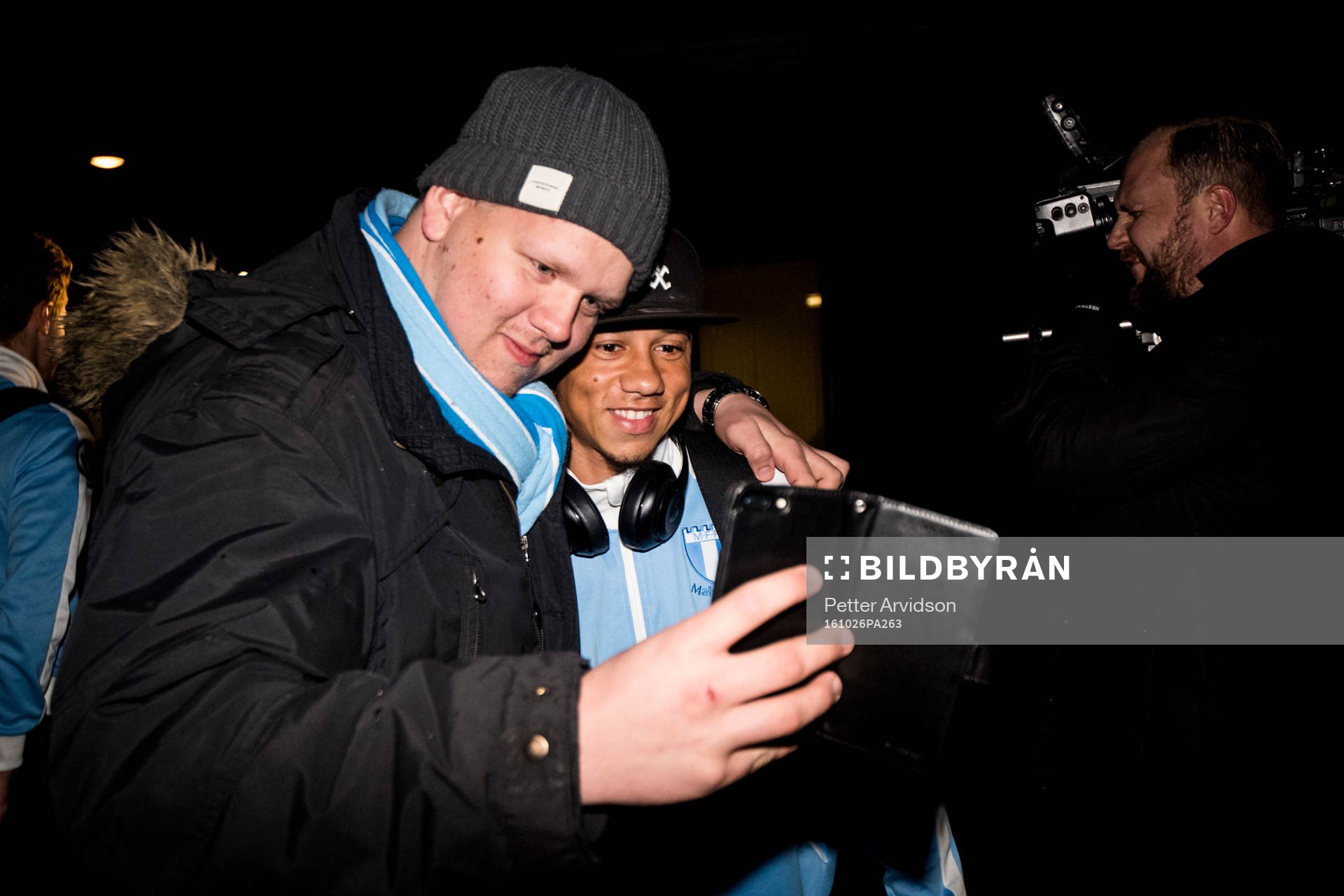 Malmö FFs Tobias Sana tar selfie med supporter när laget