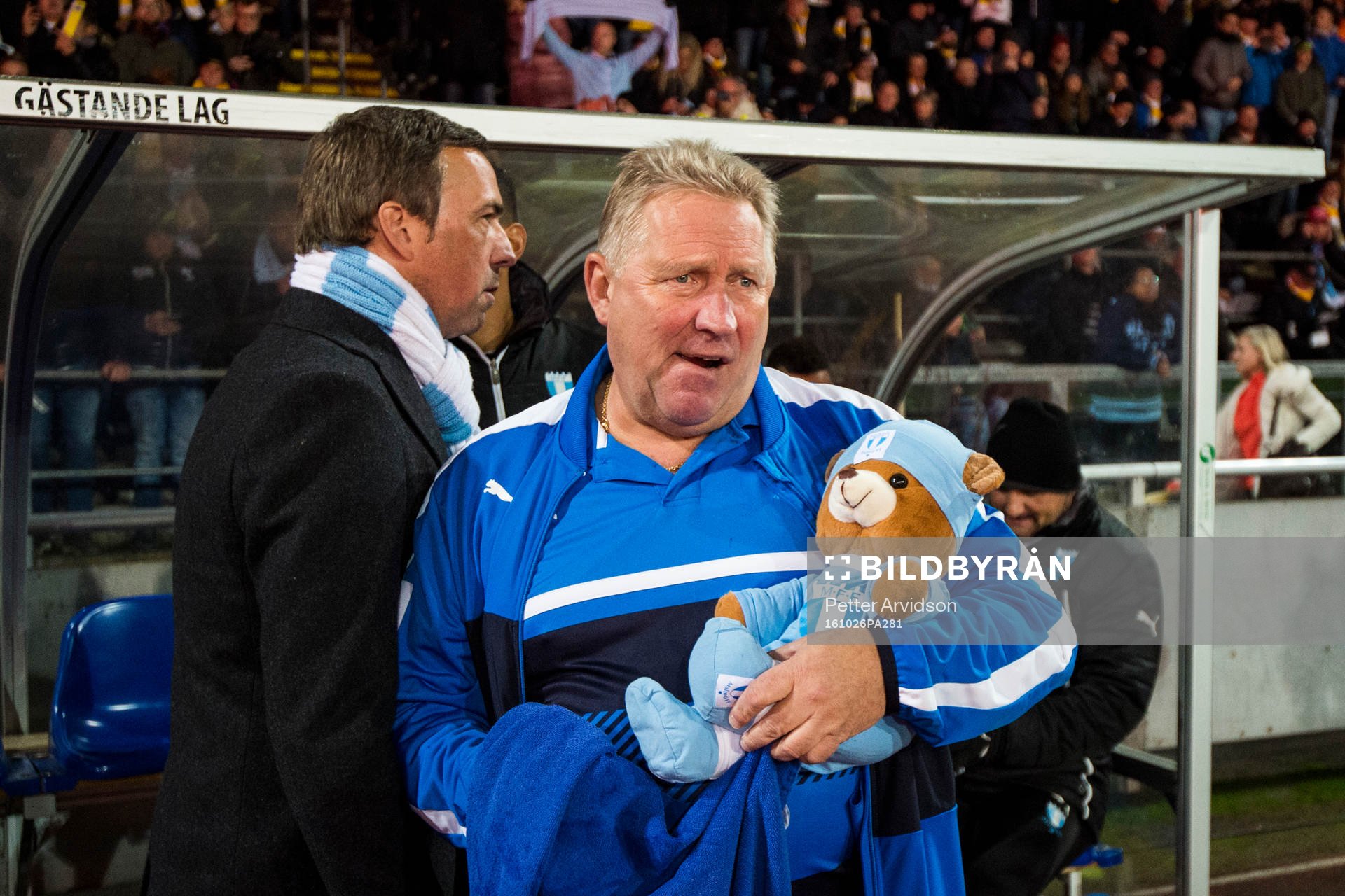 Malmö FFs materialförvaltare Swidde Nilsson med nalle