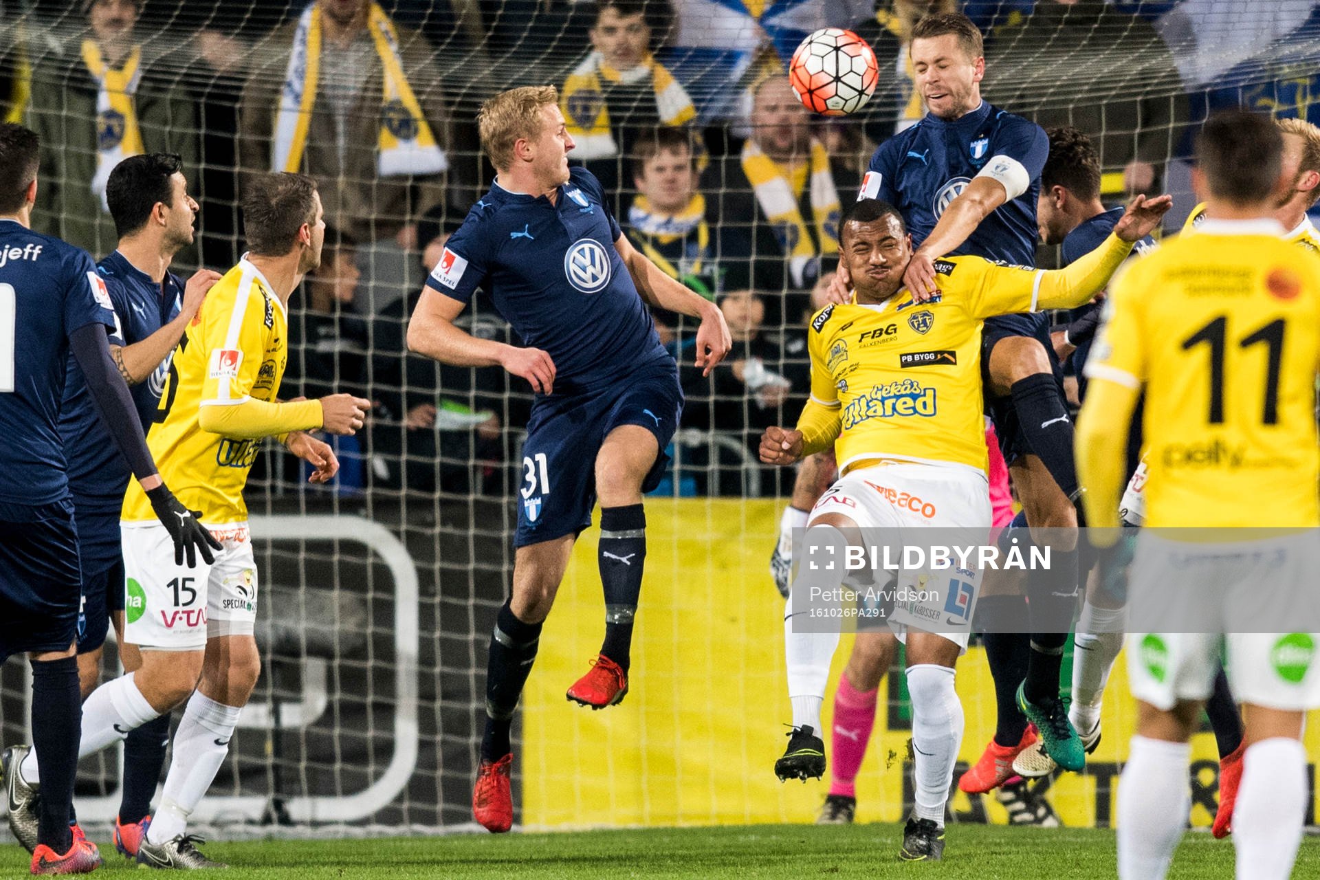 Malmö FFs Kari Arnason och Falkenbergs Felipe Carvalho