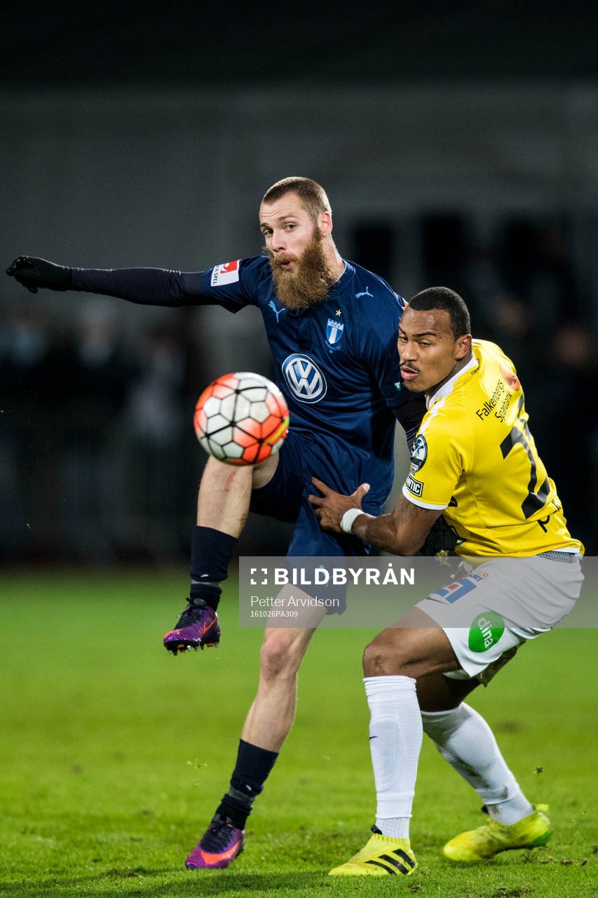 Malmö FFs Jo Inge Berget och Falkenbergs Felipe Carvalho