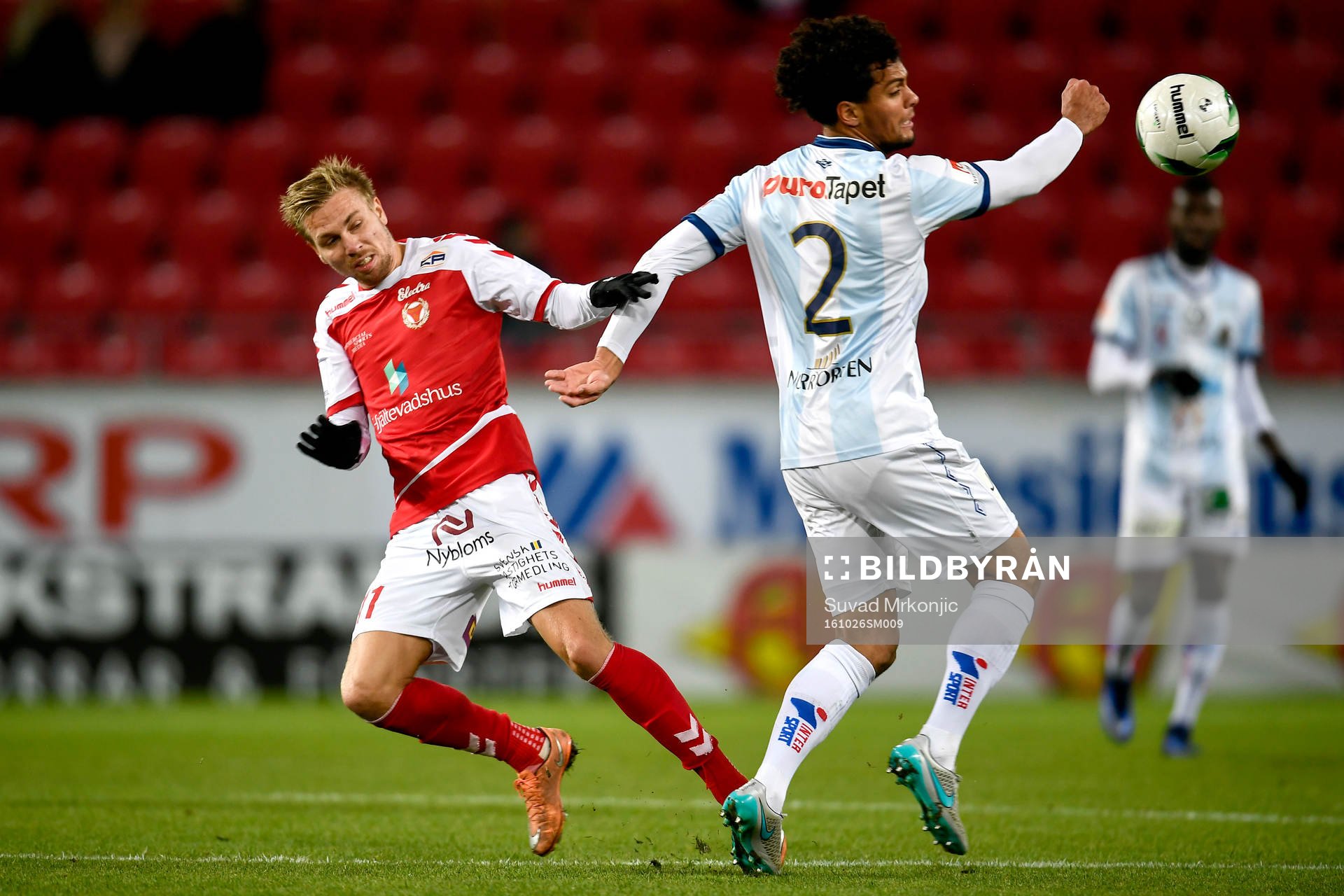 Gefles Joshua Nadeau och Kalmars Jonathan Ring under fotbollsmatchen i Allsvenskan mellan Kalmar och Gefle den 26 oktober 2016 i Kalmar.