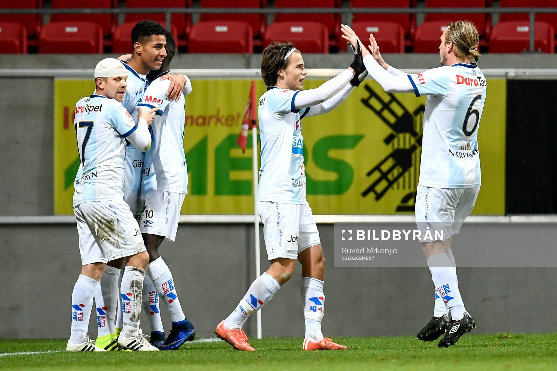 Gefles Emil Bellander jublar med lagkamrater efter 0-1 under fotbollsmatchen i Allsvenskan mellan Kalmar och Gefle den 26 oktober 2016 i Kalmar.