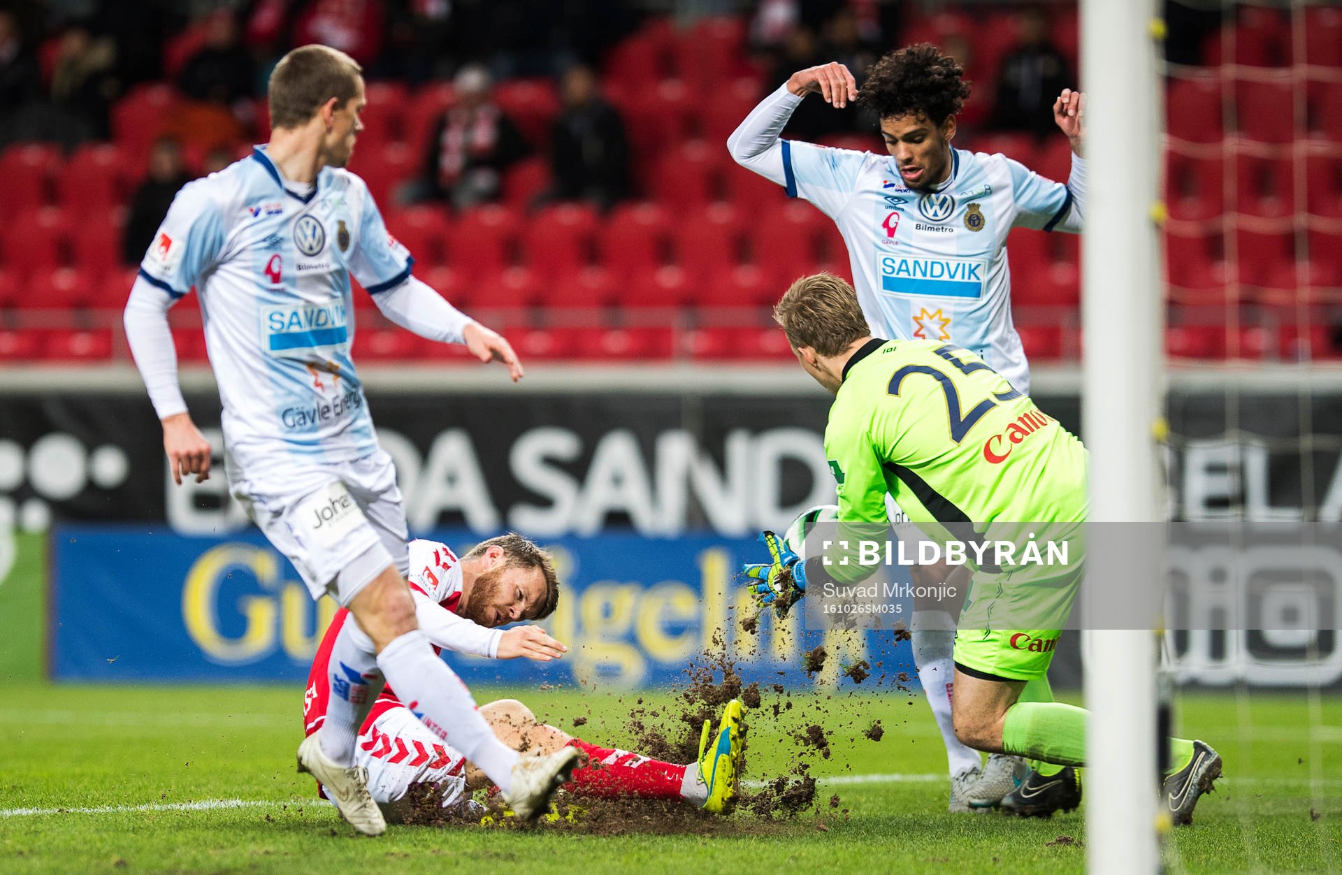 Gefles målvakt Andreas Andersson, Joshua Nadeau och Anton
