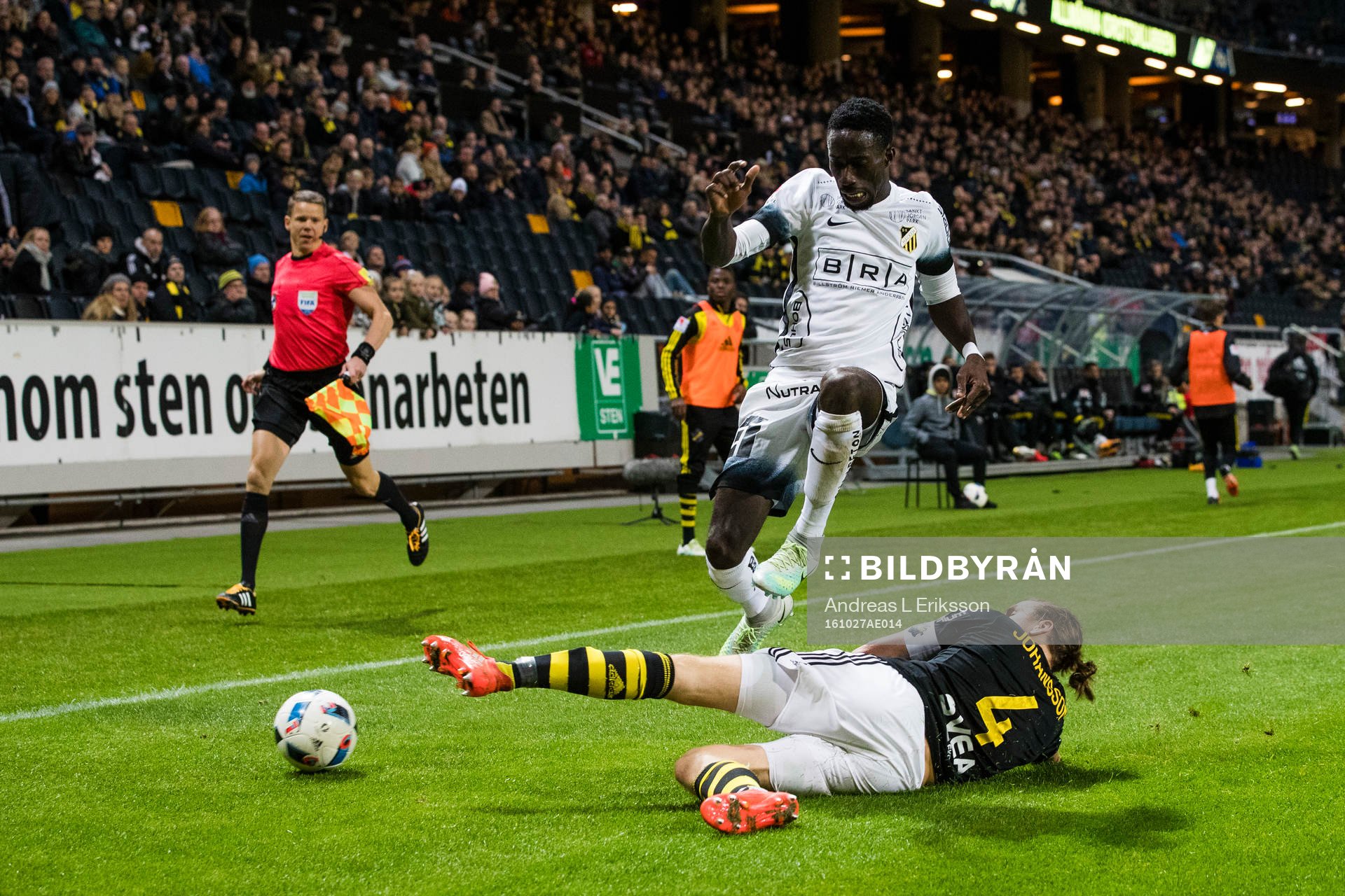 s Nils-Eric Johansson med en glidtackling som Häckens