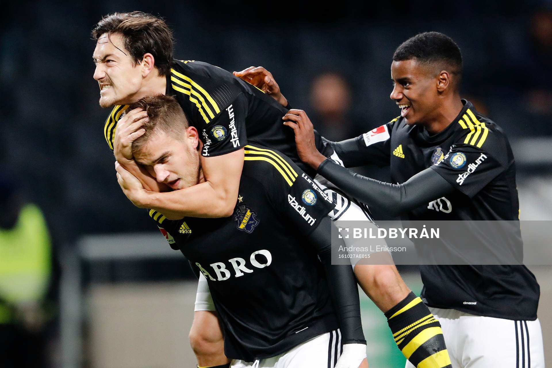 s Eero Markkanen gör 2-1 och jublar med Stefan Ishizaki