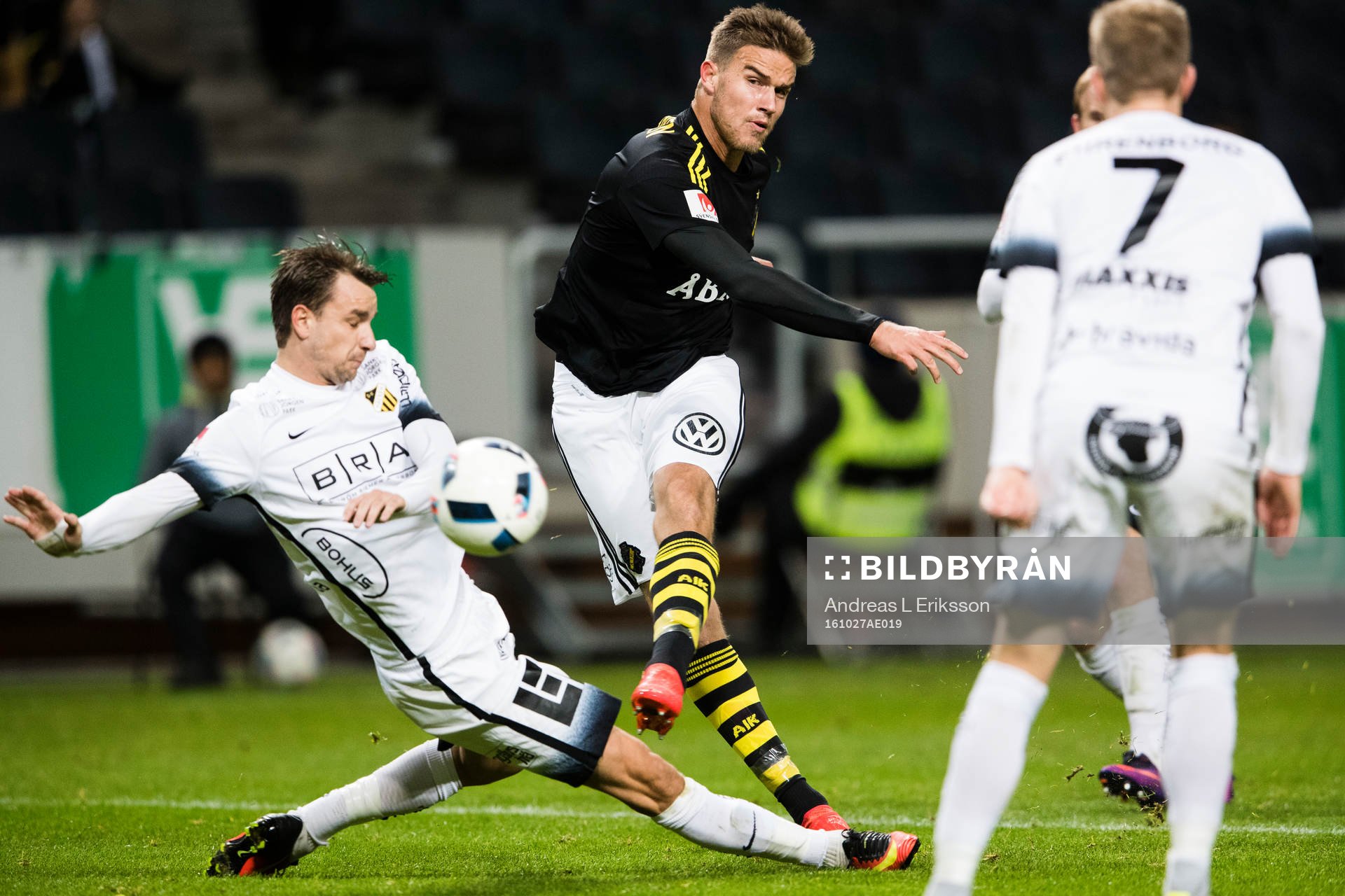 s Eero Markkanen skjuter 2-1 för AIK förbi Häckens