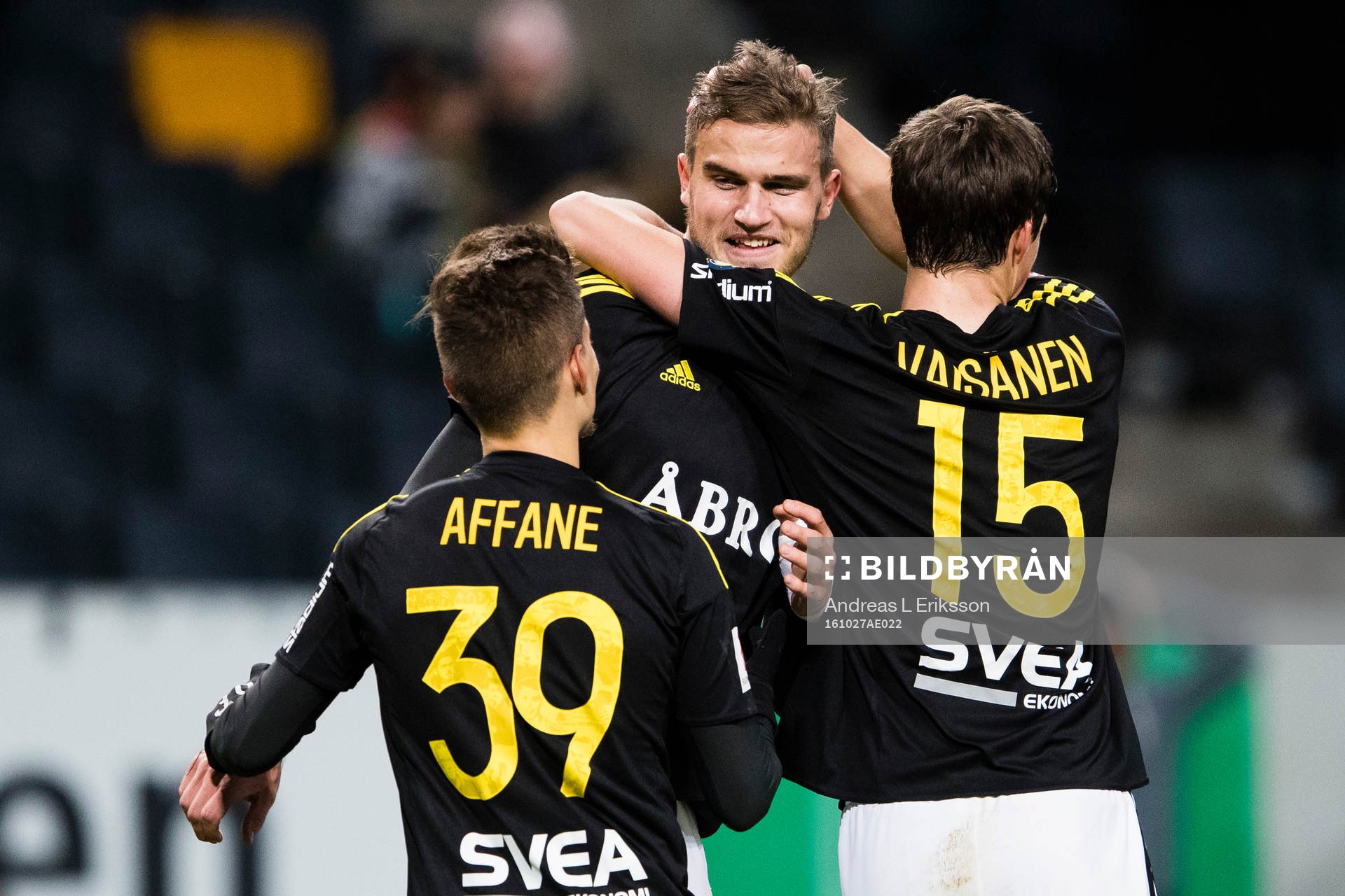 s Eero Markkanen (m) jublar
