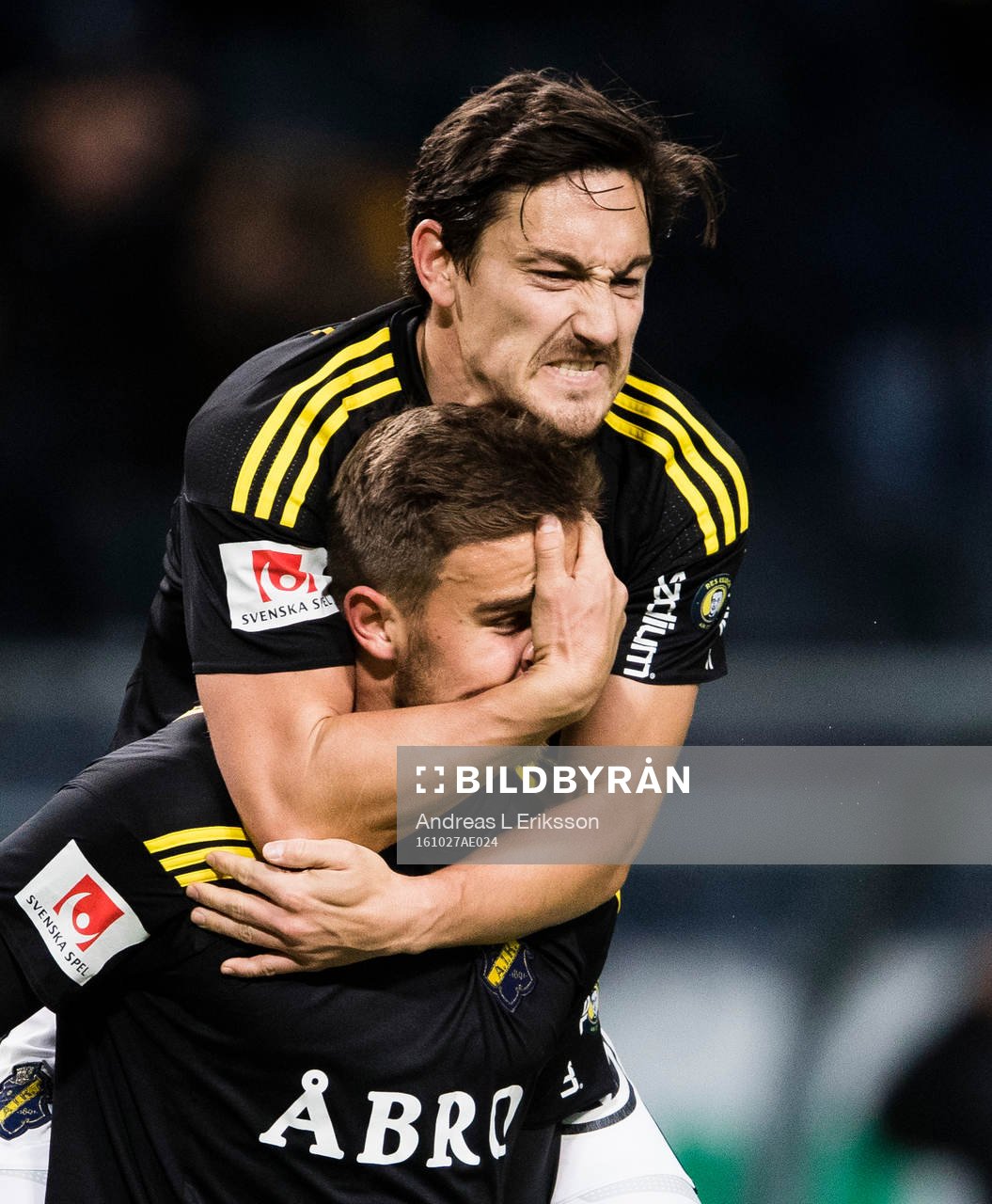 AIK:s Eero Markkanen jublar tillsammans med AIK:s Stefan Ishizaki efter att ha gjort 2-1 för AIK under fotbollsmatchen i Allsvenskan mellan AIK och Häcken den 27 oktober 2016 i Stockholm.