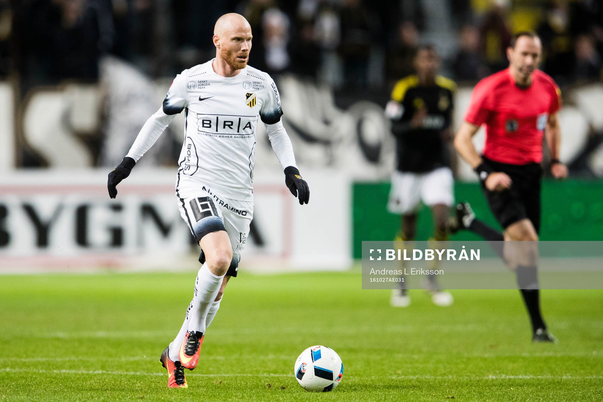 Häckens Alexander Farnerud med bollen